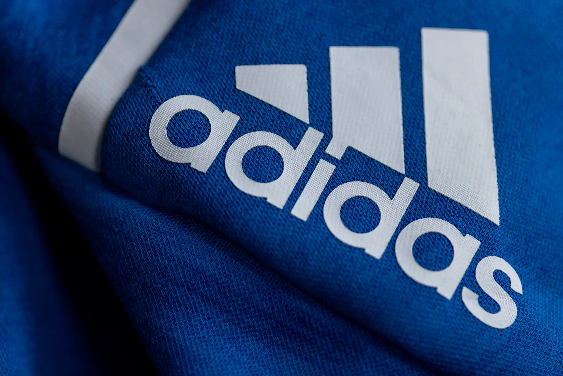 Lucro da Adidas até setembro cai mais de 41%