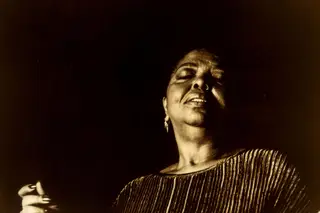 Cesária Évora (1941-2011) numa fotografia inédita