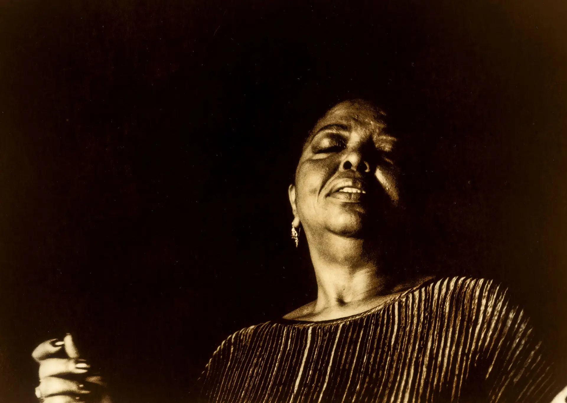 Cesária Évora (1941-2011) numa fotografia inédita