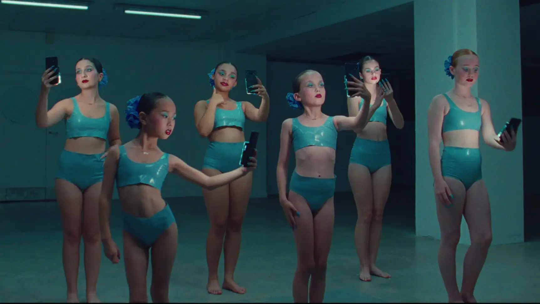Lembra-se de ‘Beautiful’, hino de autoaceitação de Christina Aguilera? 20 anos depois, tem um vídeo novo sobre os perigos das redes sociais
