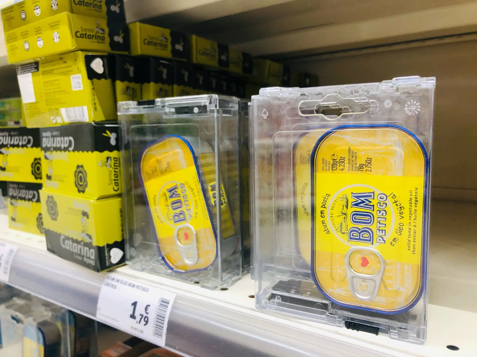“As pessoas estão desesperadas, escondem latas de atum e leite para comer ou dar aos filhos”: furtos de alimentos disparam nos supermercados