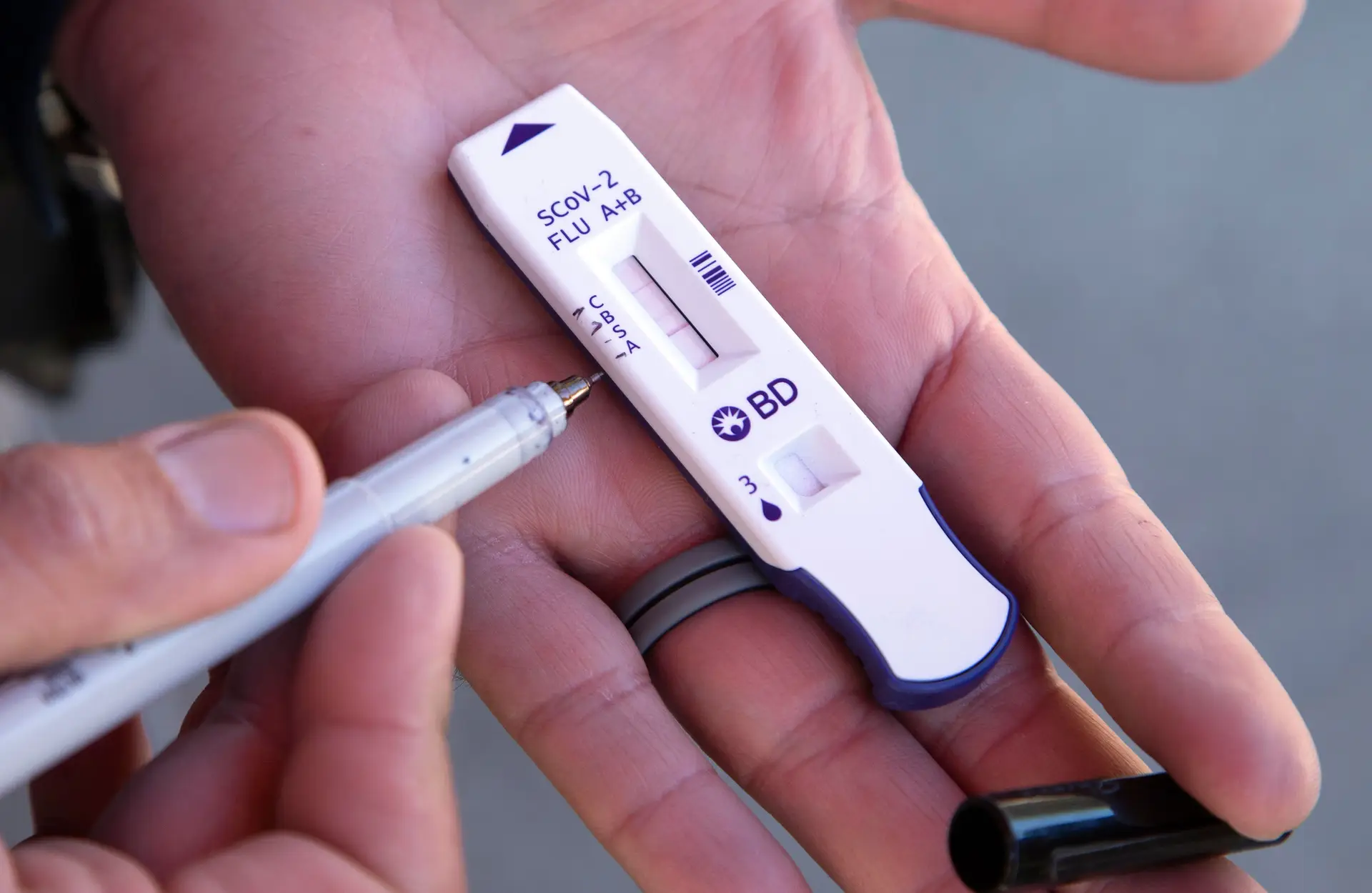 Febre, dores de garganta, fadiga? Há novos testes de antigénio para saber se temos gripe ou covid