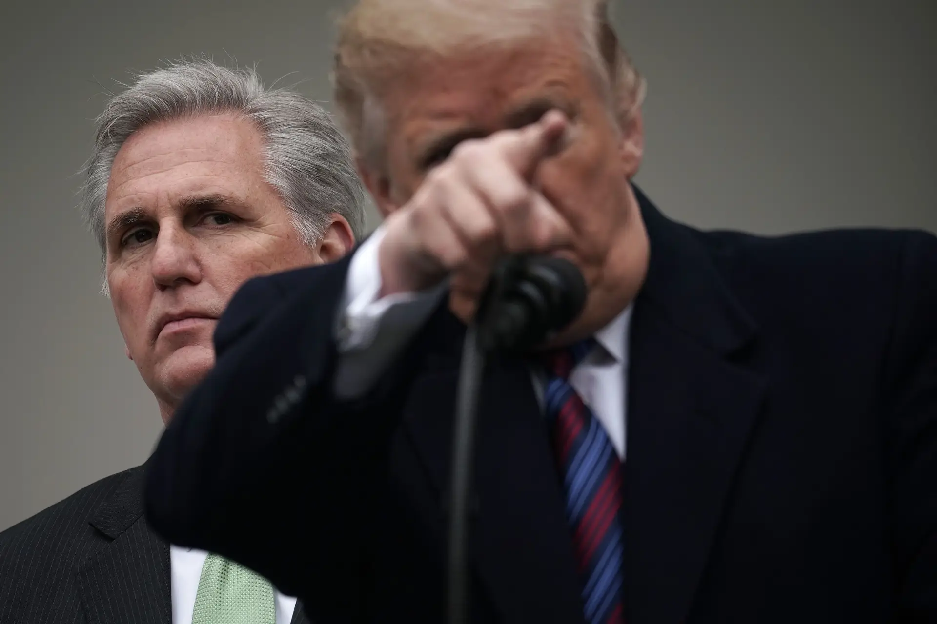 Kevin McCarthy, líder dos republicanos, na Câmara dos Representantes, com Donald Trump durante o mandato presidencial deste último