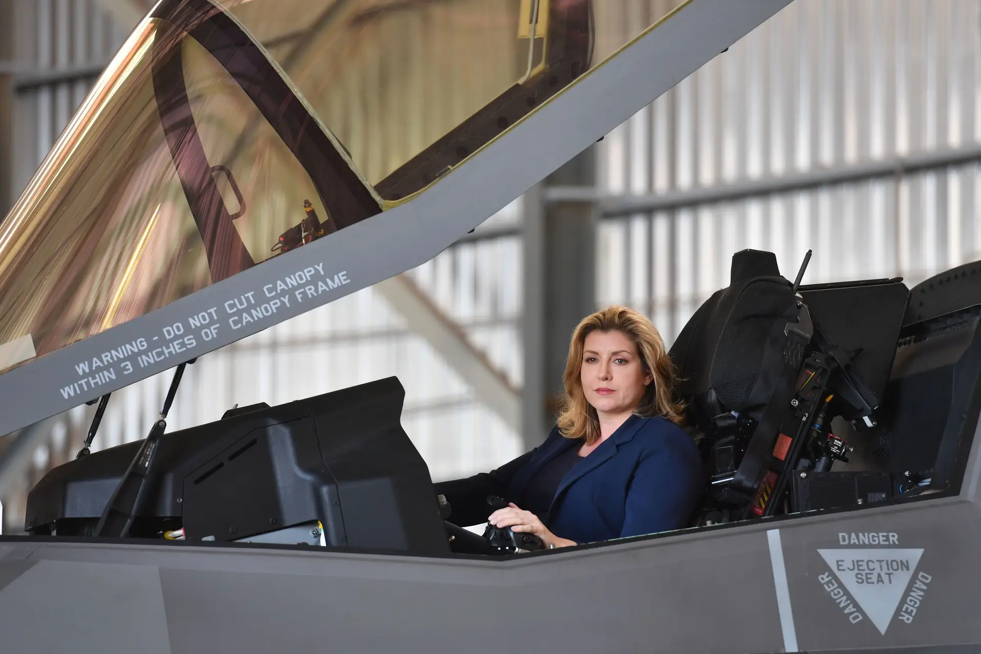Penny Mordaunt no cockpit de um avião F-35 quando era ministra da Defesa