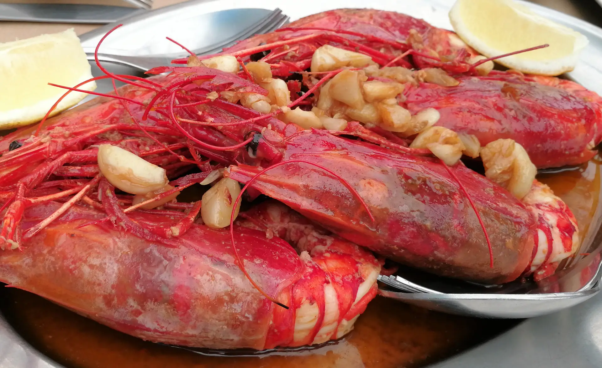 Marisco, bifes e preguinhos: reabriu a mais emblemática cervejaria e marisqueira de Algés