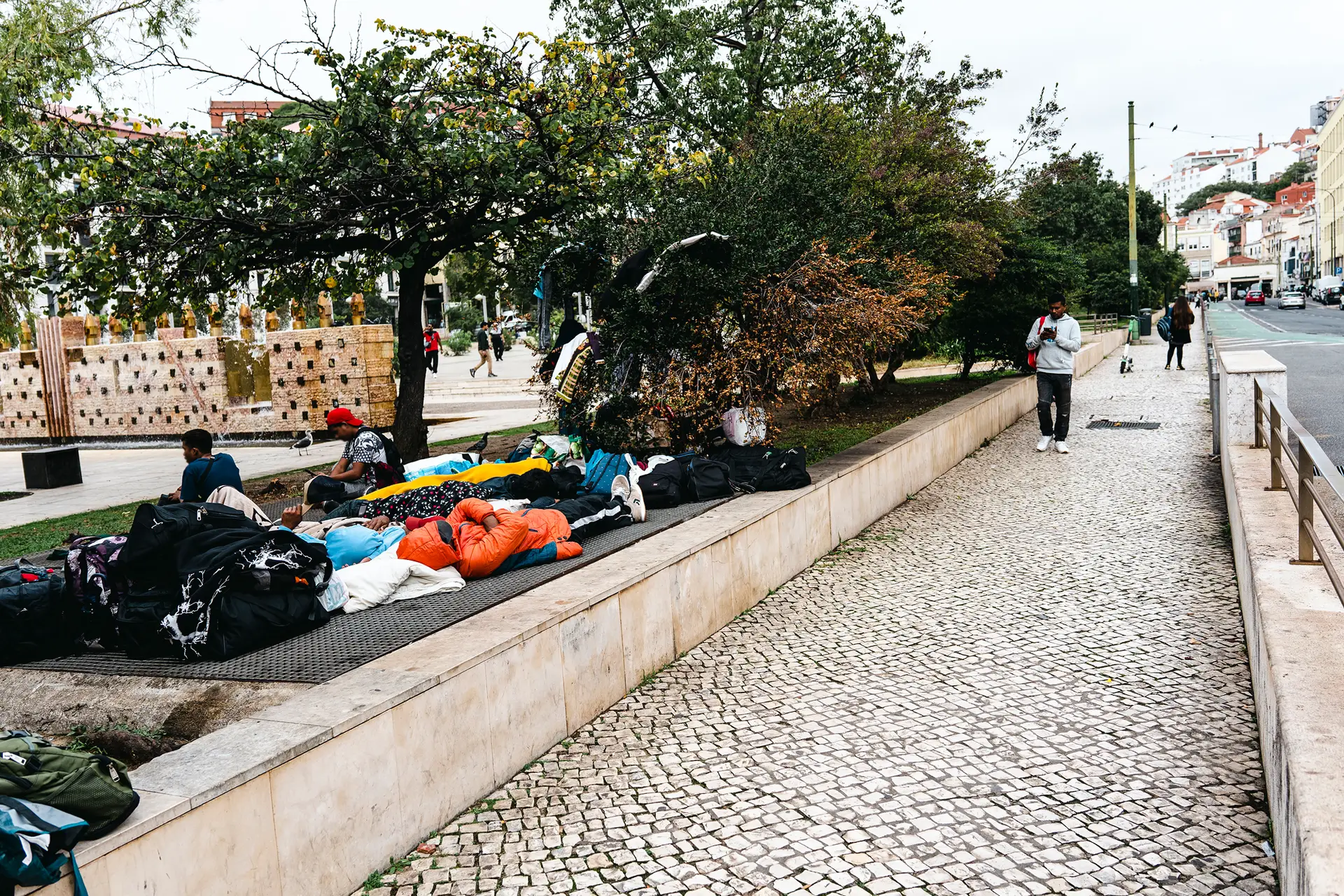 Jovens timorenses a viver na rua, em Lisboa, em redor da Praça do Martim Moniz