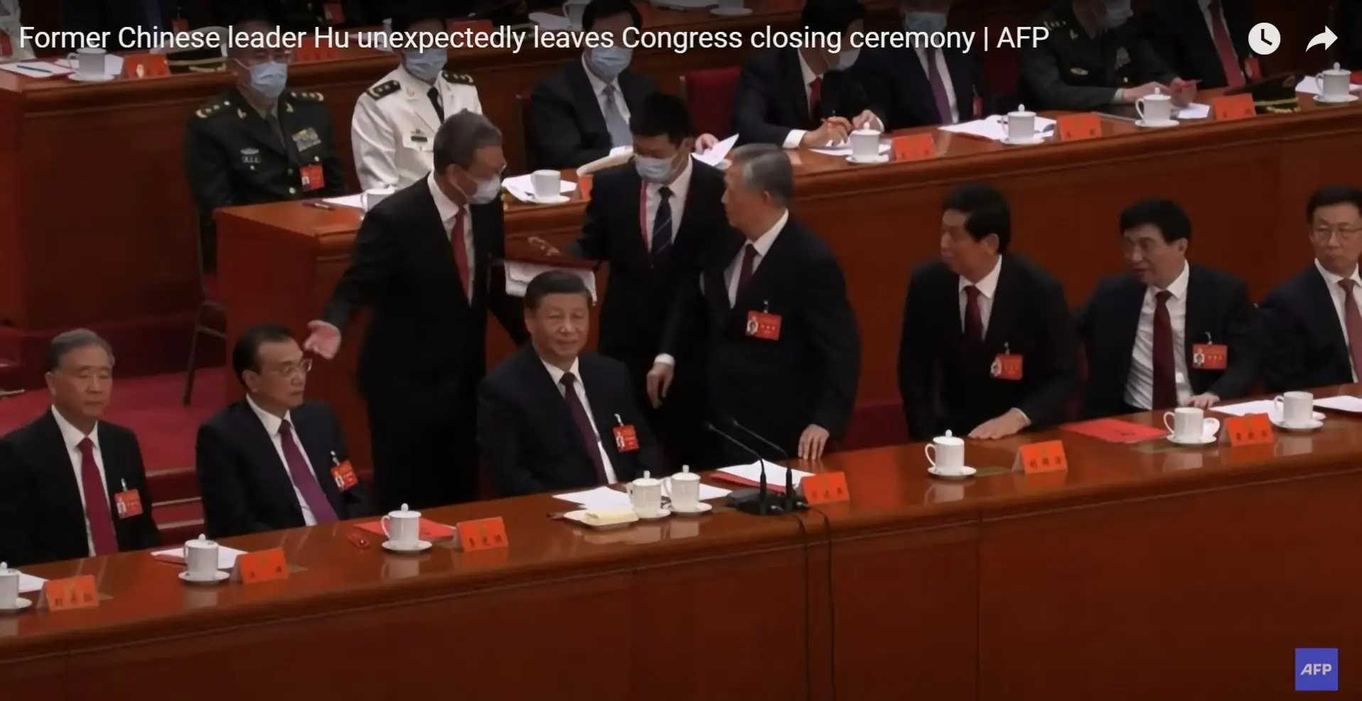 Frame do vídeo da Agência AFP mostra o momento em que Hu Jintao é acompanhado para fora da sala onde decorre o congresso