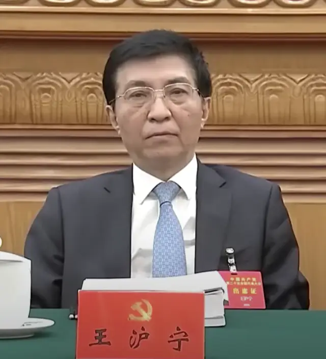 China dá cada vez mais poder ao ideólogo anti-liberal Wang Huning, que peritos comparam ao conselheiro de Putin