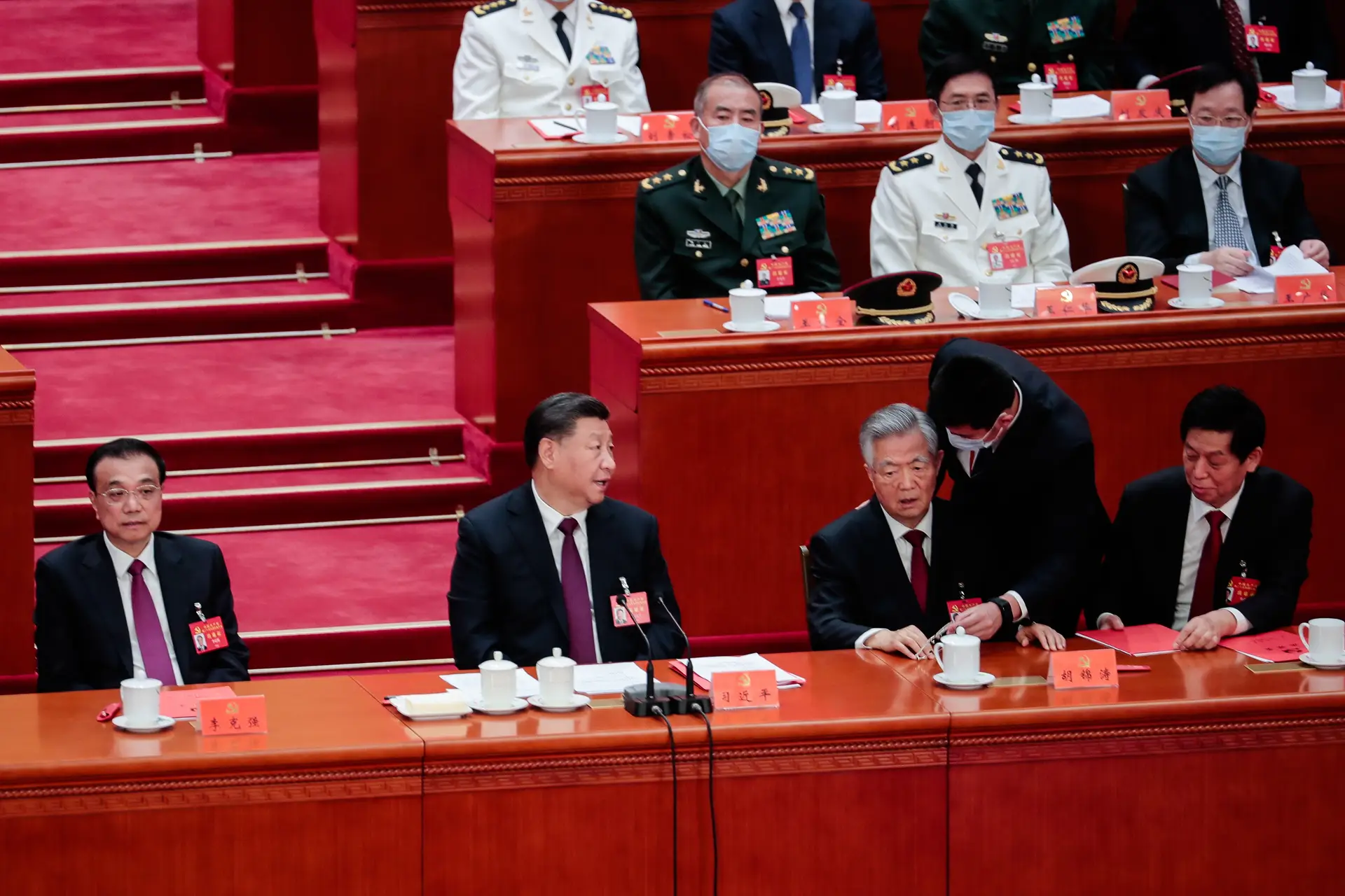 Ex-Presidente Hu Jintao no Congresso do Partido Comunista da China, antes de ser encaminhado para fora do encontro durante a cerimónia de encerramento.