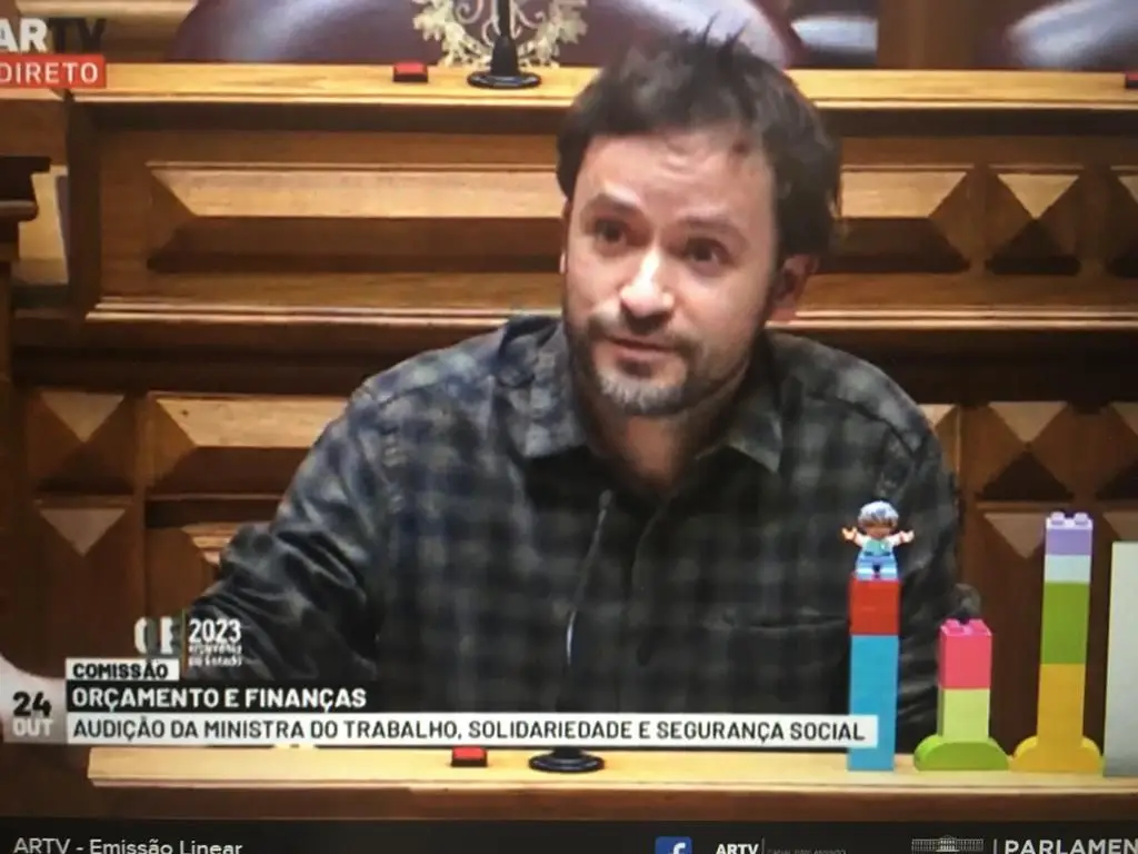 Os legos voltaram ao Parlamento, desta vez para explicar os "truques" nas pensões