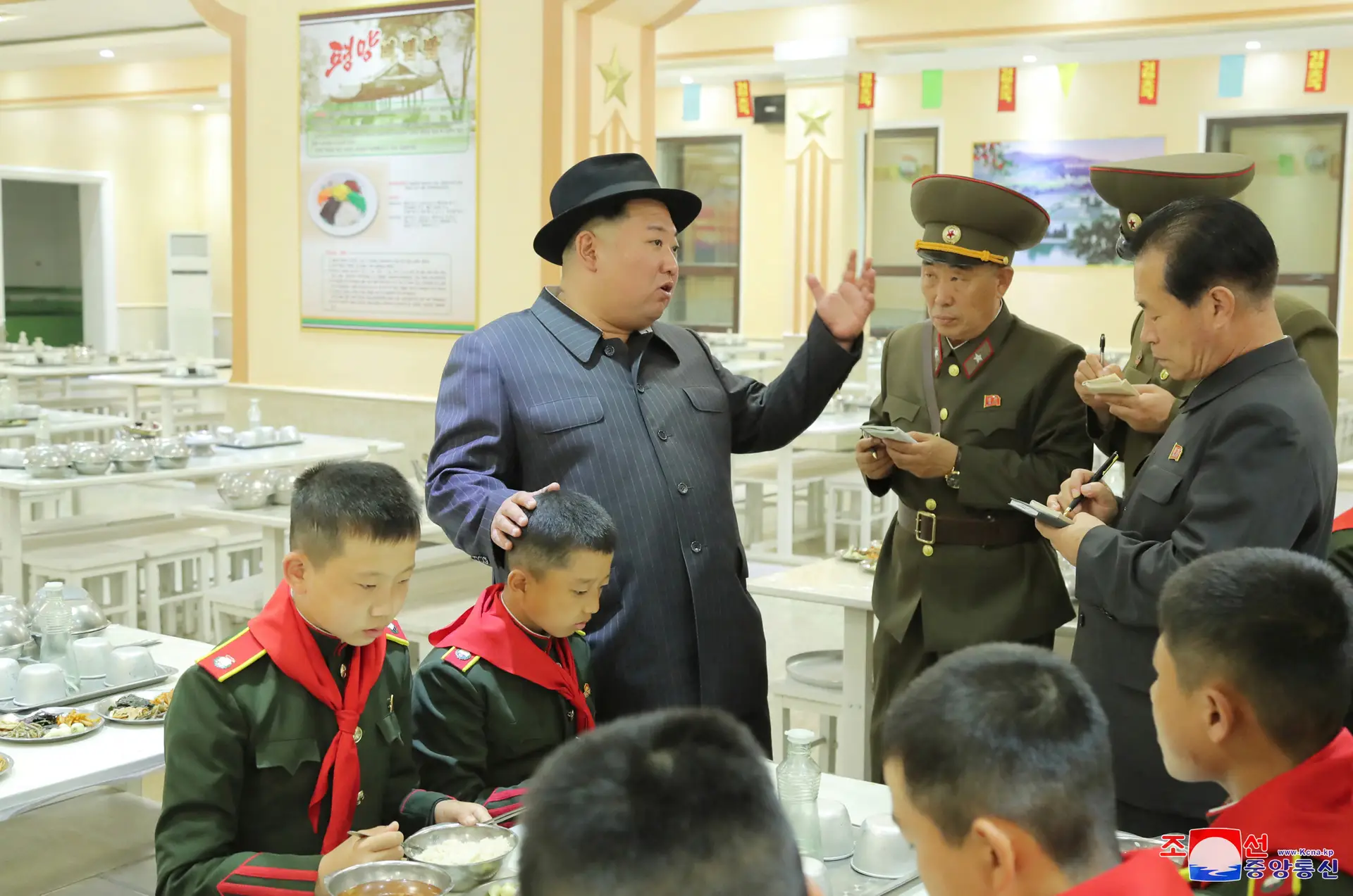 Kim Jong Un durante visita a Escola Revolucionária Mangyongdae, em Pyongyang, a 17 de outubro