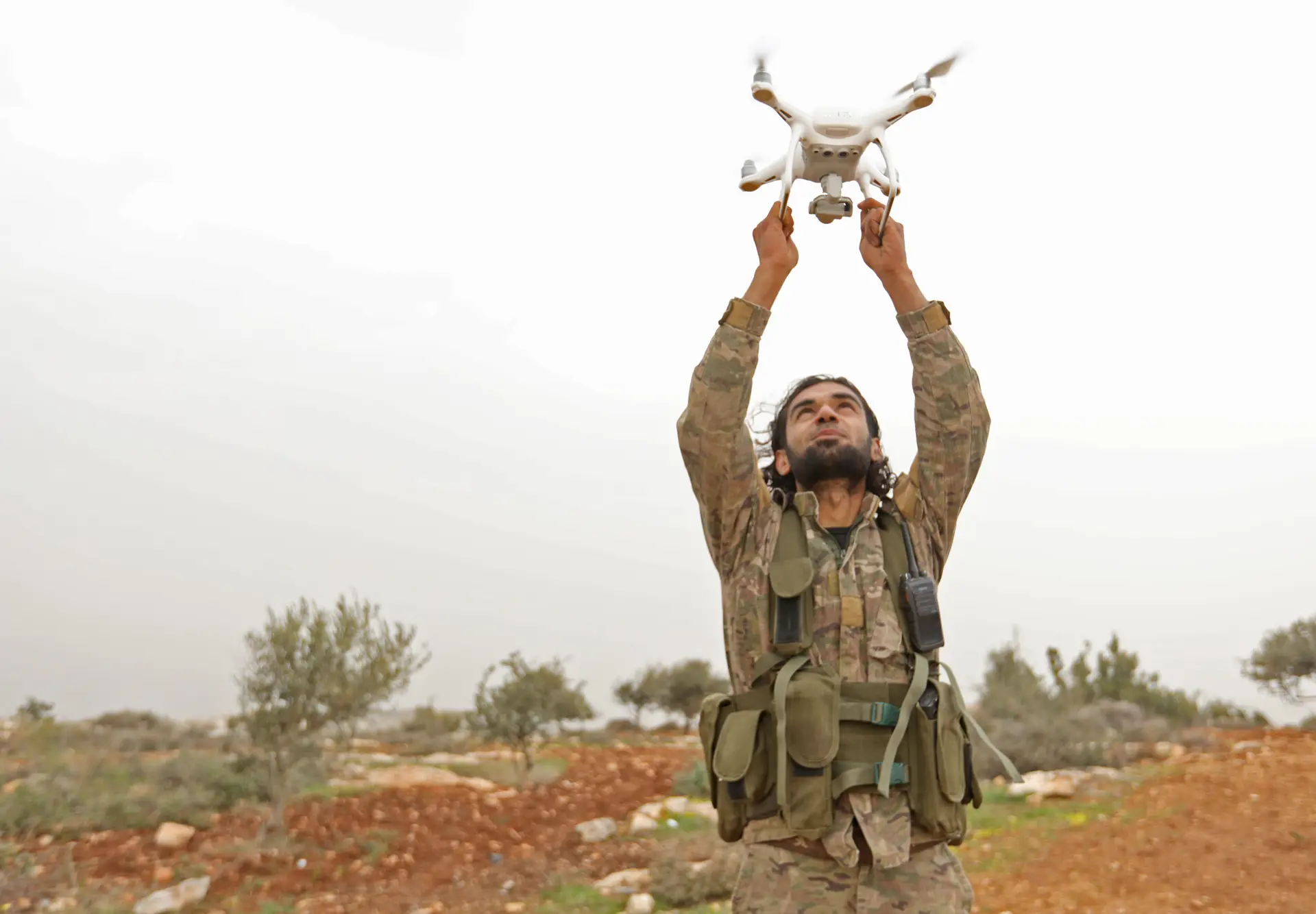 Um rebelde sírio pertencente a um grupo apoiado pela Turquia usa um drone para monitorizar a região de Afrin, perto da fronteira turca