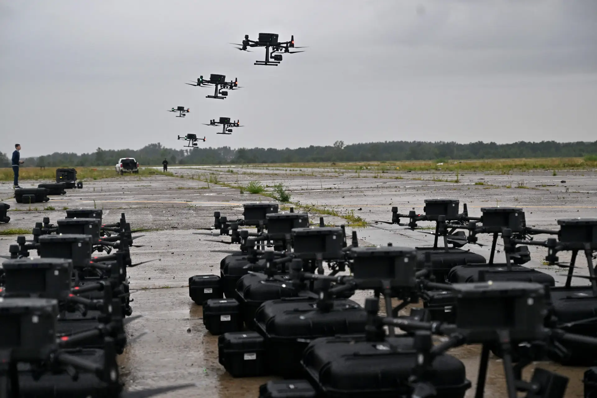 Uma frota de drones para missões de reconhecimento em voos de teste, na região de Kiev, adquiridos pela Ucrânia ao abrigo do programa “Army of Drones” (Exército de Drones)