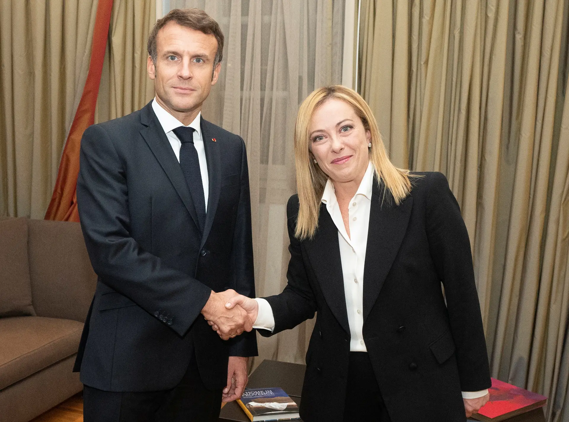 Itália: Meloni reúne-se com Macron que lhe promete “ambição” e “vigilância”