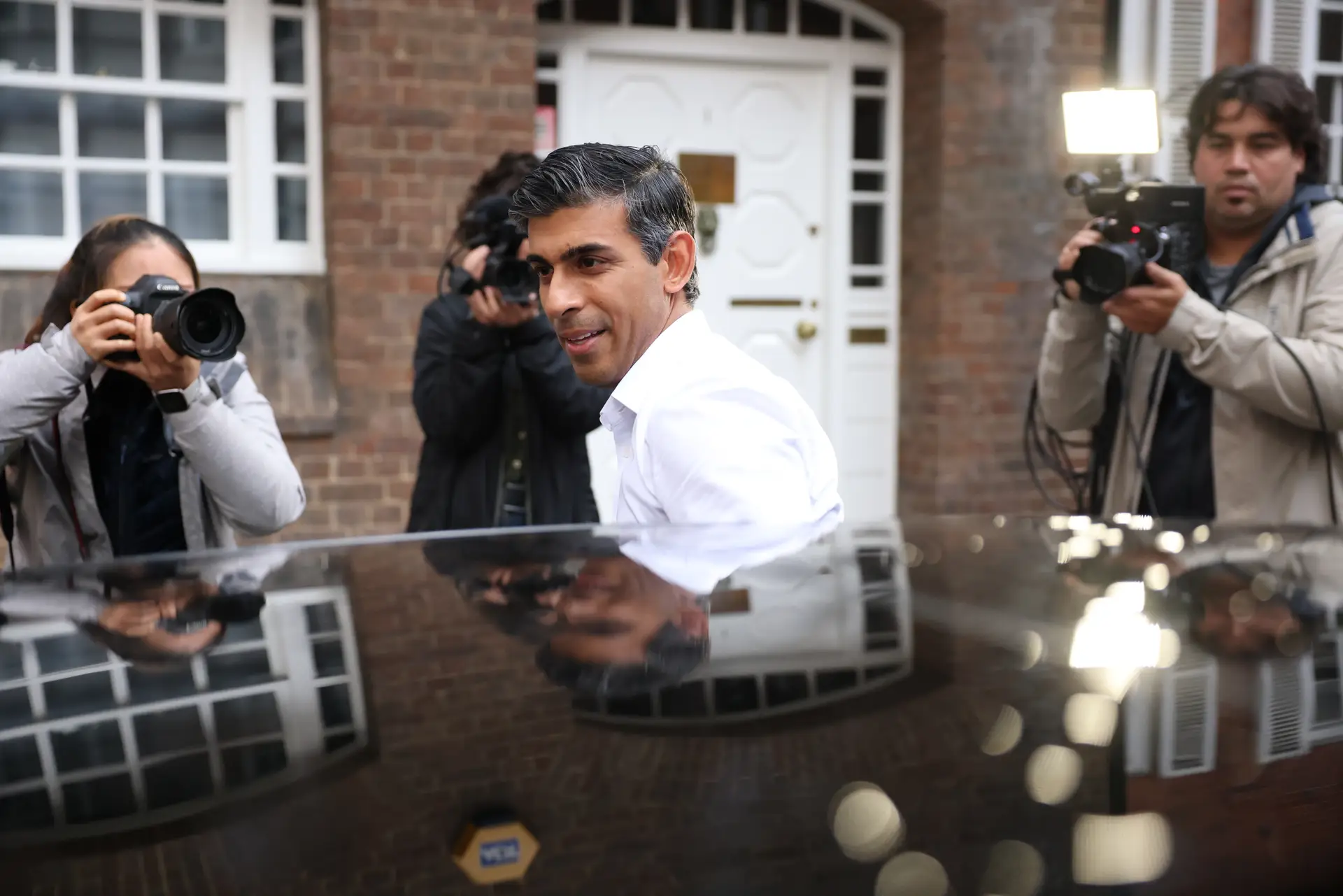 O novo primeiro-ministro do Reino Unido fotografado perto do seu escritório, horas antes de se saber que seria o escolhido dos deputados conservadores