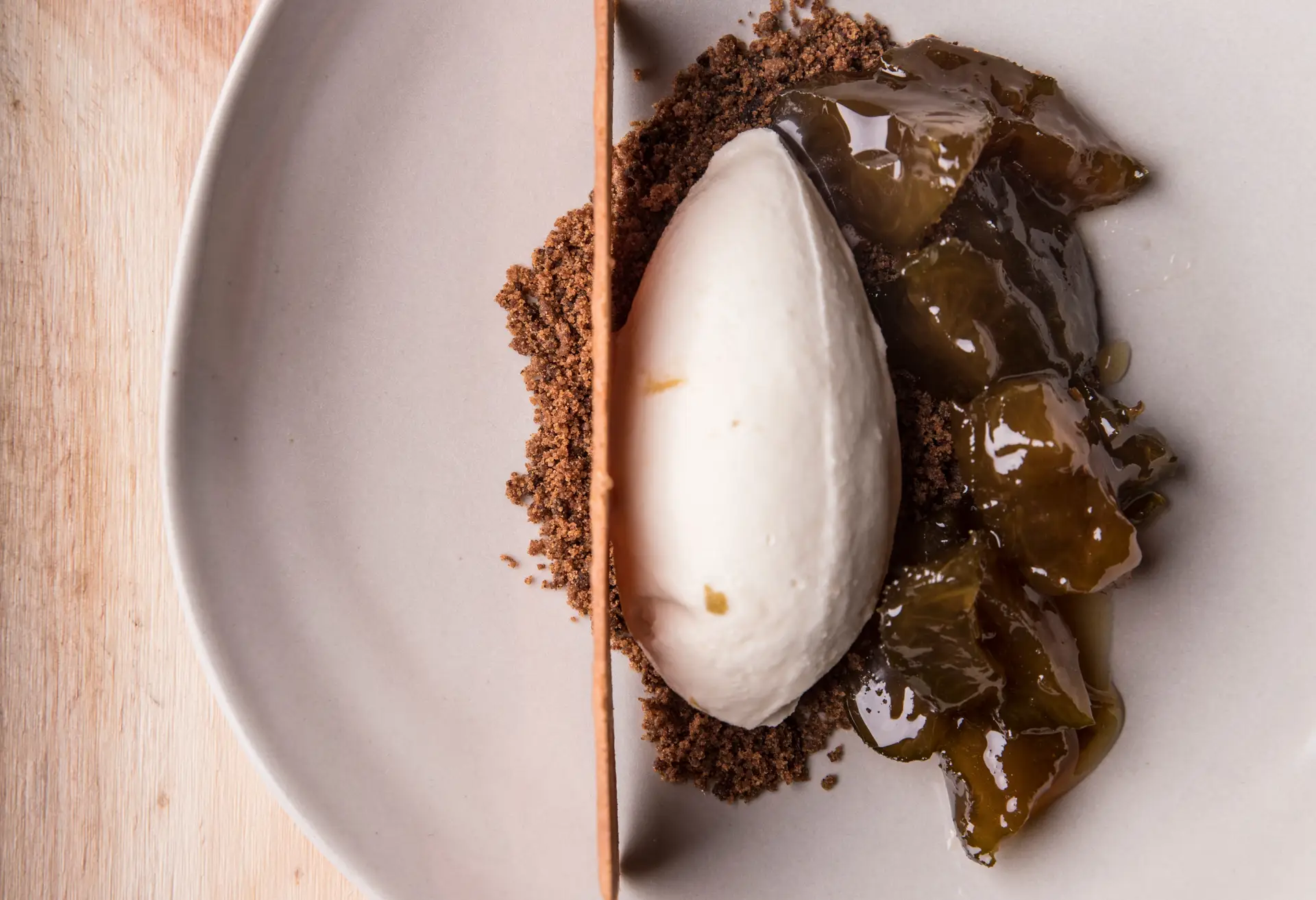 Como fazer: Gelado de ameixa de Elvas com crumble de canela
