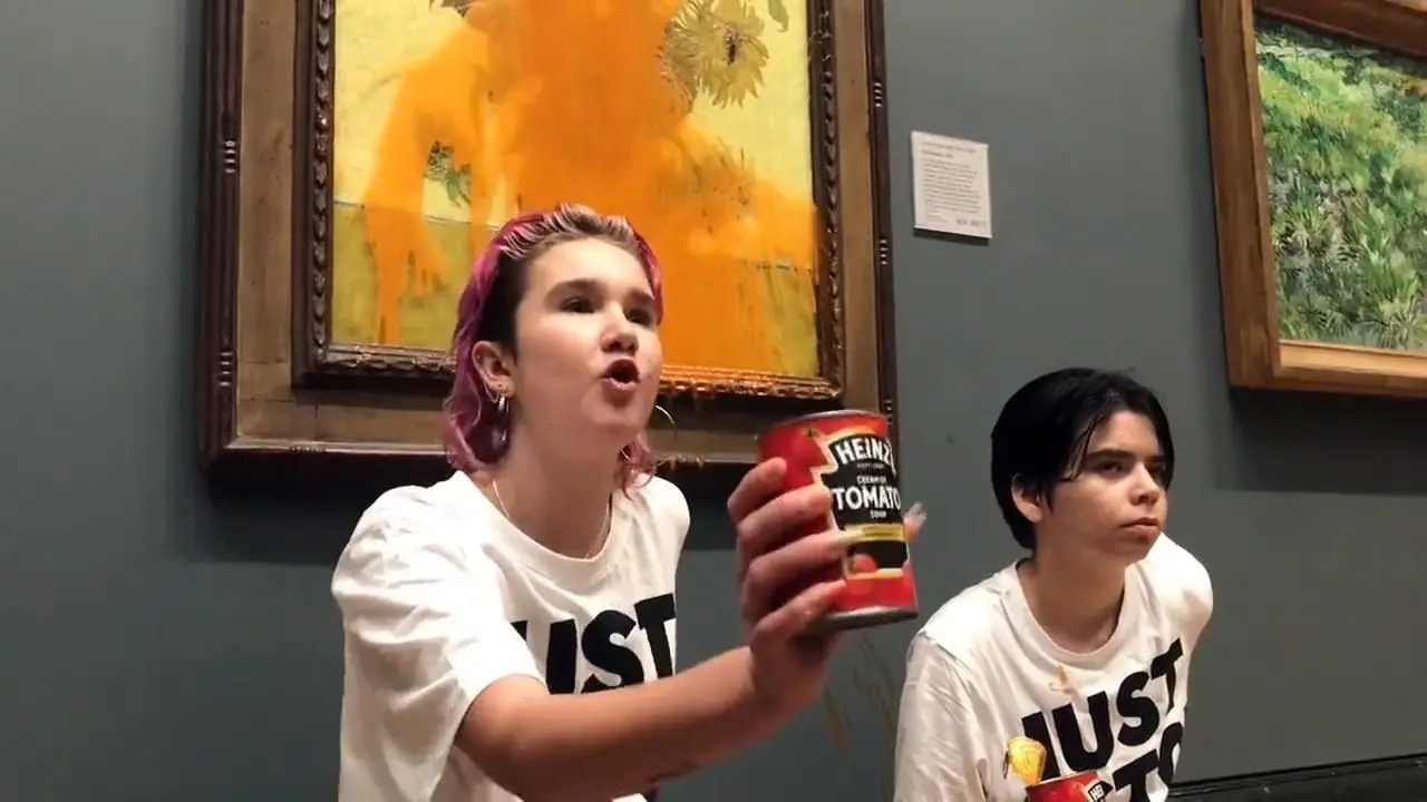 Phoebe Plummer e Anna Holland, ativistas do movimento 'Just Stop Oil', atiraram sopa de tomate aos "Girassóis" de Van Gogh