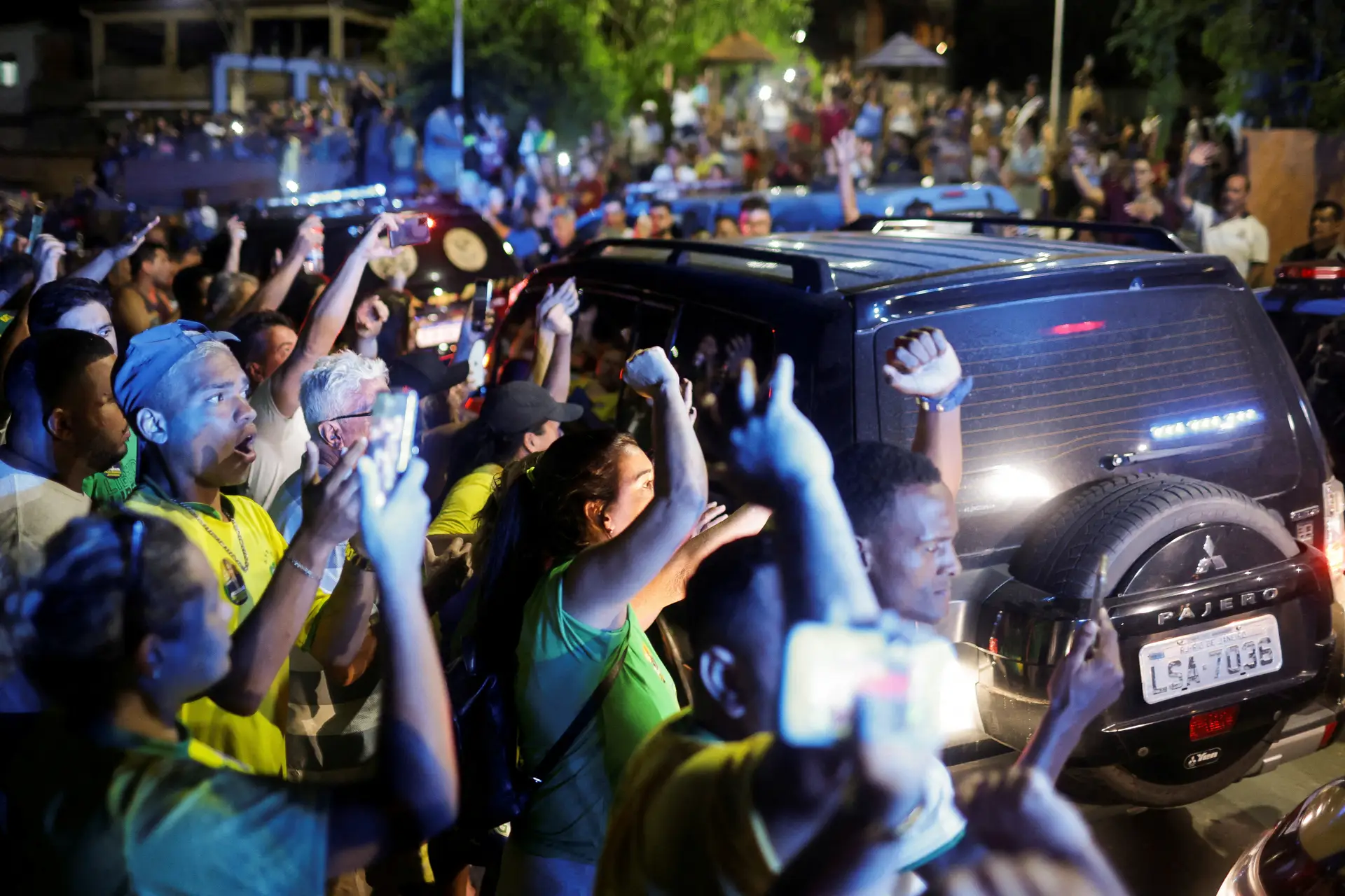 Protesto de apoiantes do político brasileiro Roberto Jefferson, enquanto este era transportado num veículo da polícia 
