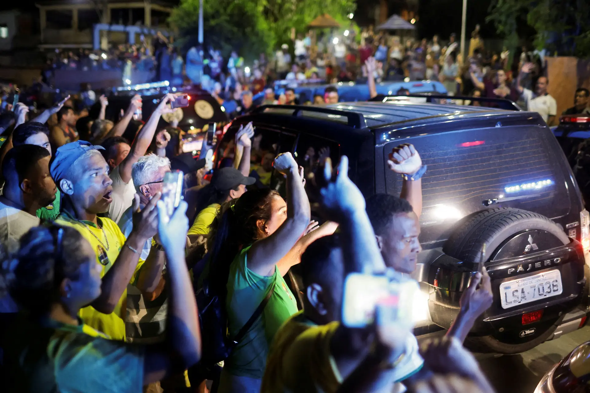 Protesto de apoiantes do político brasileiro Roberto Jefferson, enquanto este era transportado num veículo da polícia