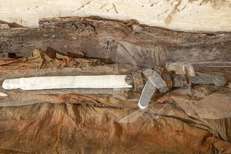 A espada de D. Dinis, recuperada no Mosteiro de Odivelas