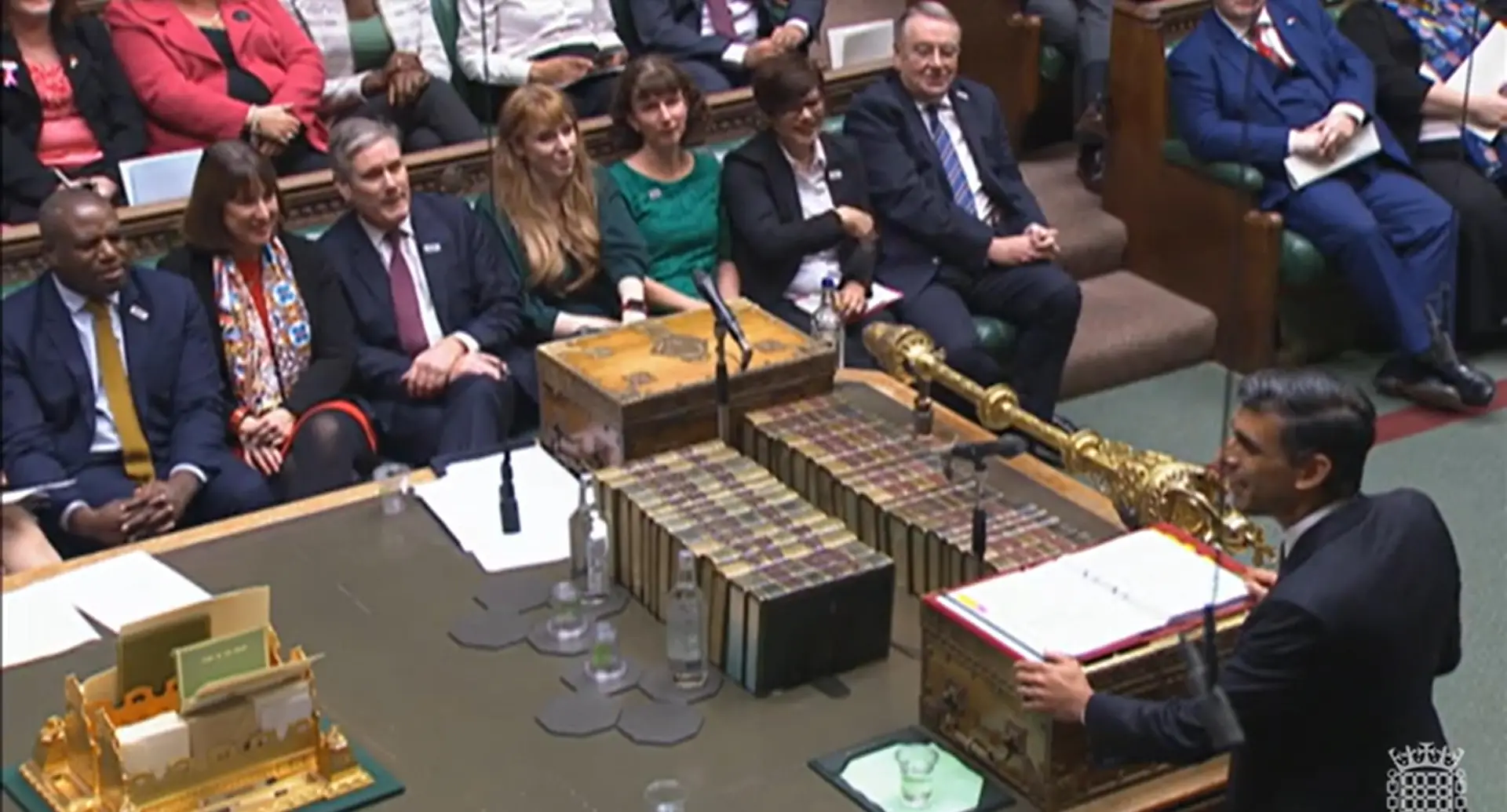 Rishi Sunak debate com o líder da oposição, o trabalhista Keir Starmer (ao centro), no seu primeiro debate semanal enquanto primeiro-ministro  