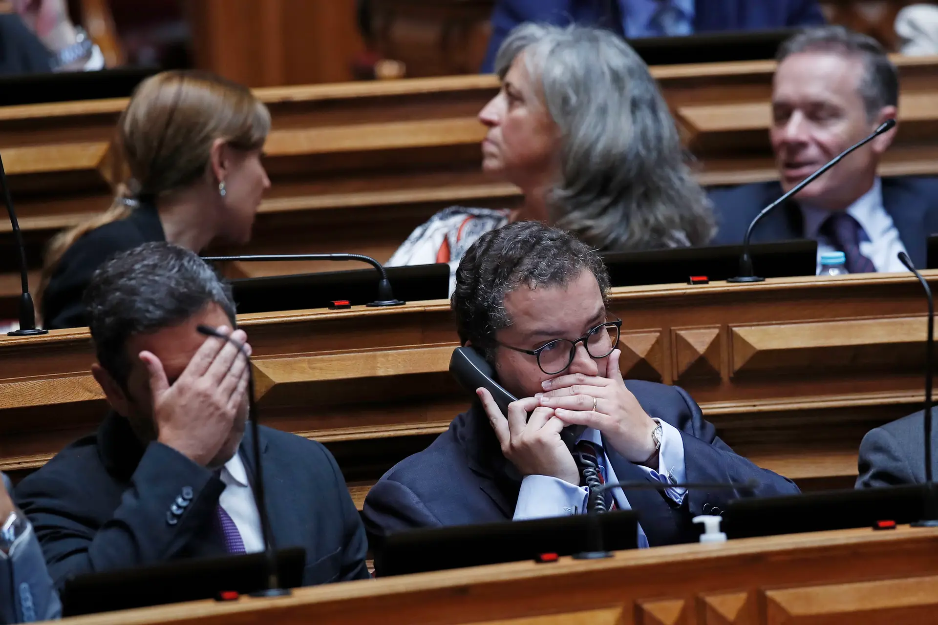 Reunião da bancada do PSD durante audição do ministro da Economia: deputados falam em “falta de consideração”