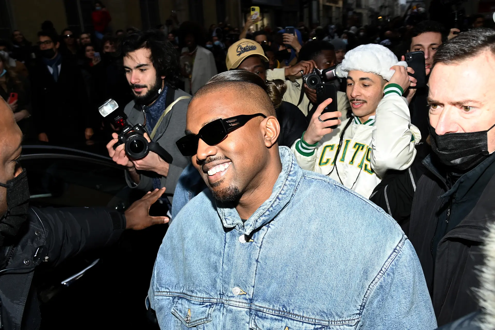 As portas do Twitter voltaram a abrir-se para Kanye West. O ‘tweet’ de regresso foi: “teste”
