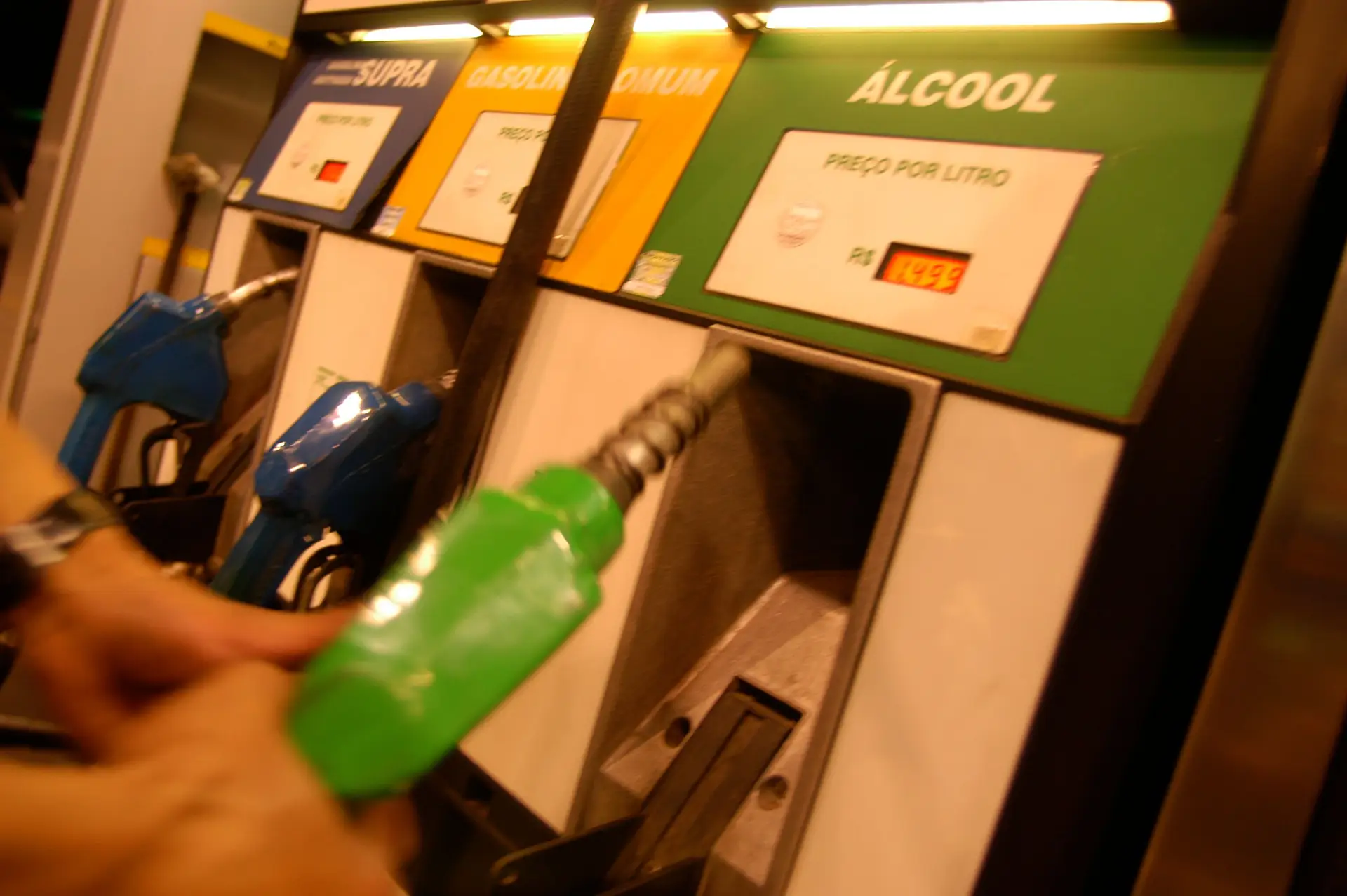 As bombas de combustível tem mais opções do que gasolina e gasóleo. O plano Pró-Álcool surgiu como resposta à crise petrolífera de 1973