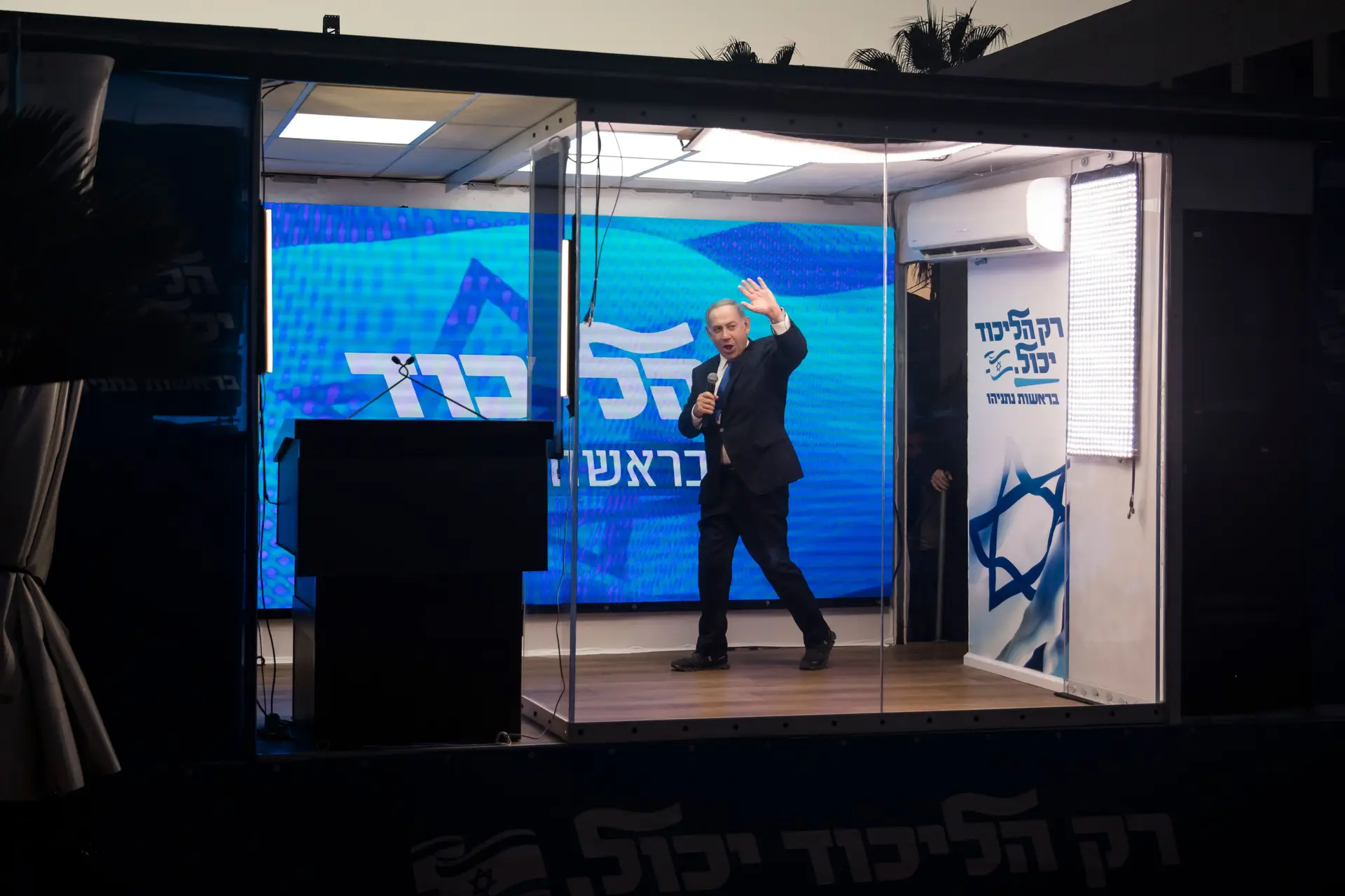Determinado em regressar ao poder, o ex-primeiro-ministro Benjamin Netanyahu inovou na campanha e percorre o país a bordo de um “Bibibus”
