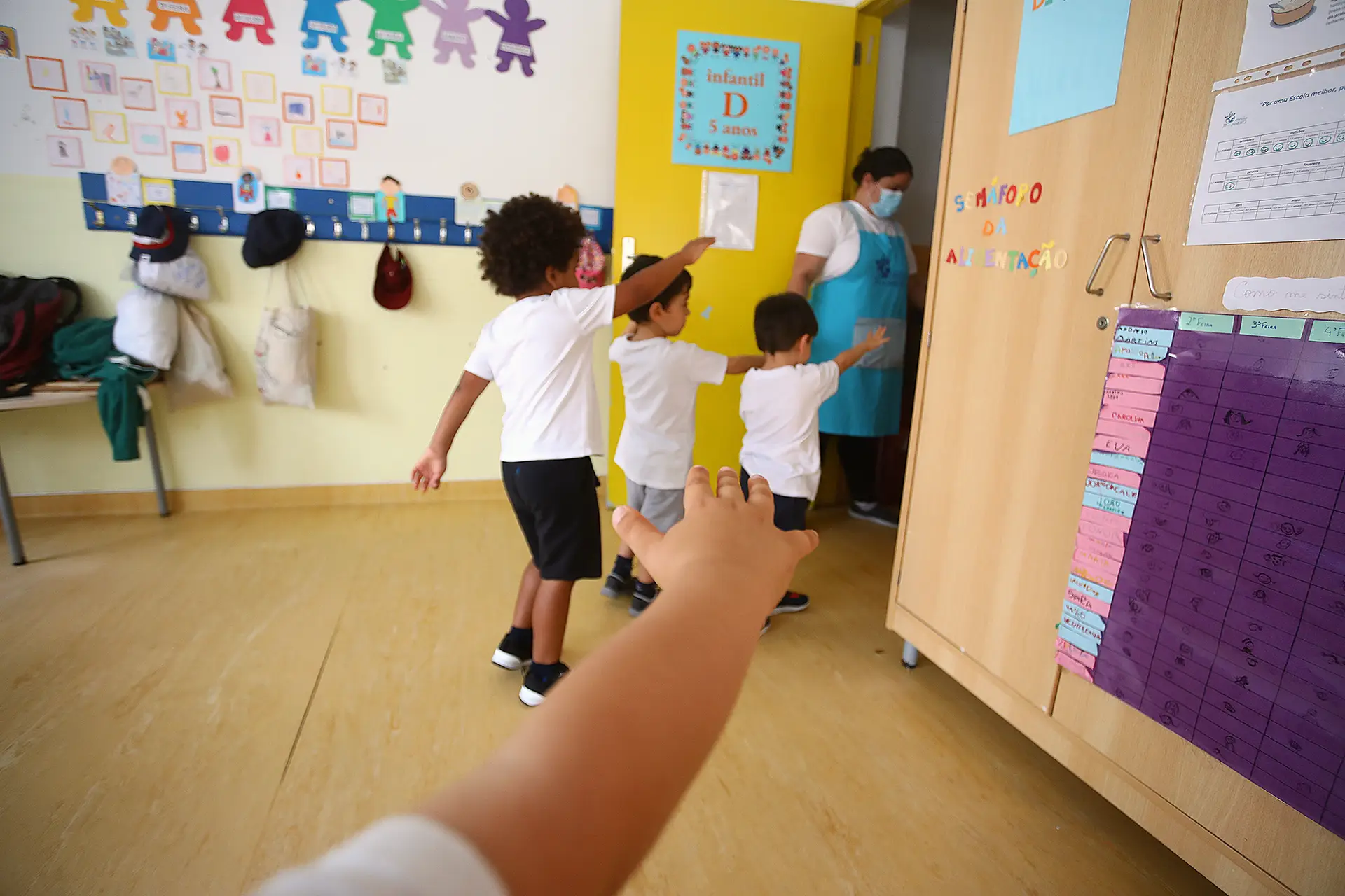 Escolas e jardins de infância fecharam pela primeira vez a 16 de março de 2020 e só voltaram a abrir em junho desse ano, mas com várias restrições