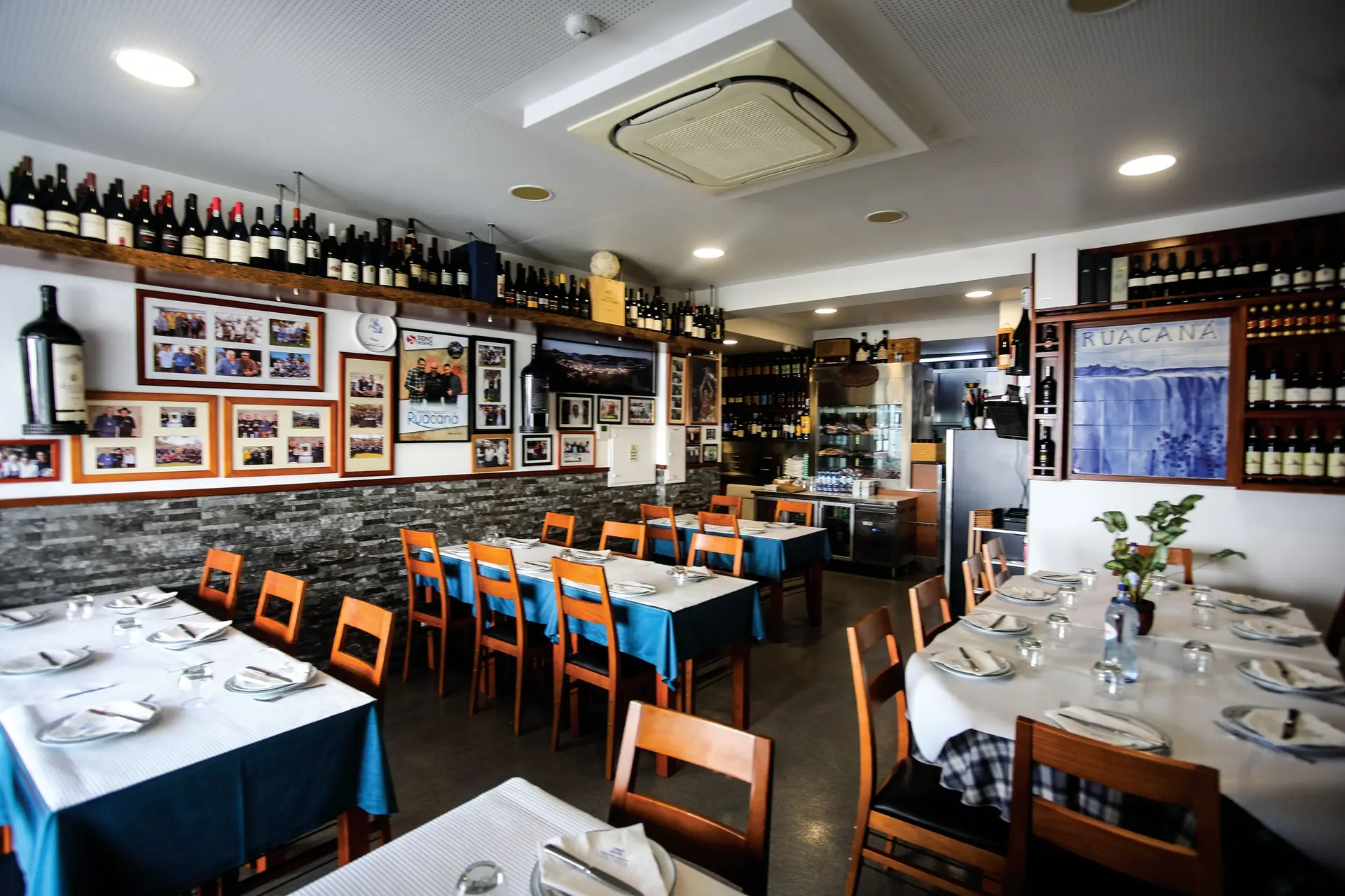 Um cruzamento insuspeito. Uma porta sempre com fila. Será um restaurante de boa cozinha tradicional?