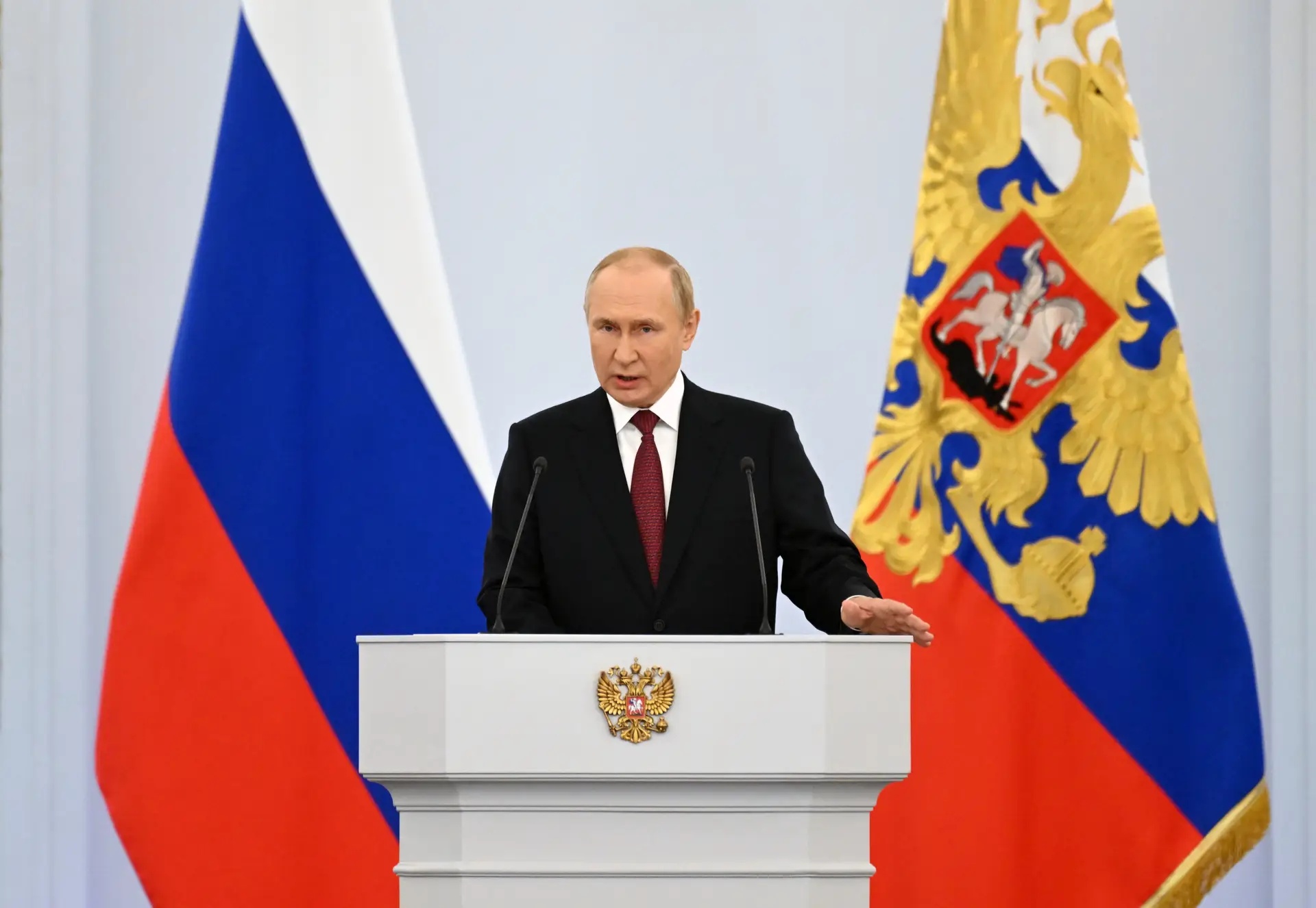 Putin acredita que guerra na Ucrânia “vai beneficiar a Rússia” e acusa Ocidente de escalar conflito
