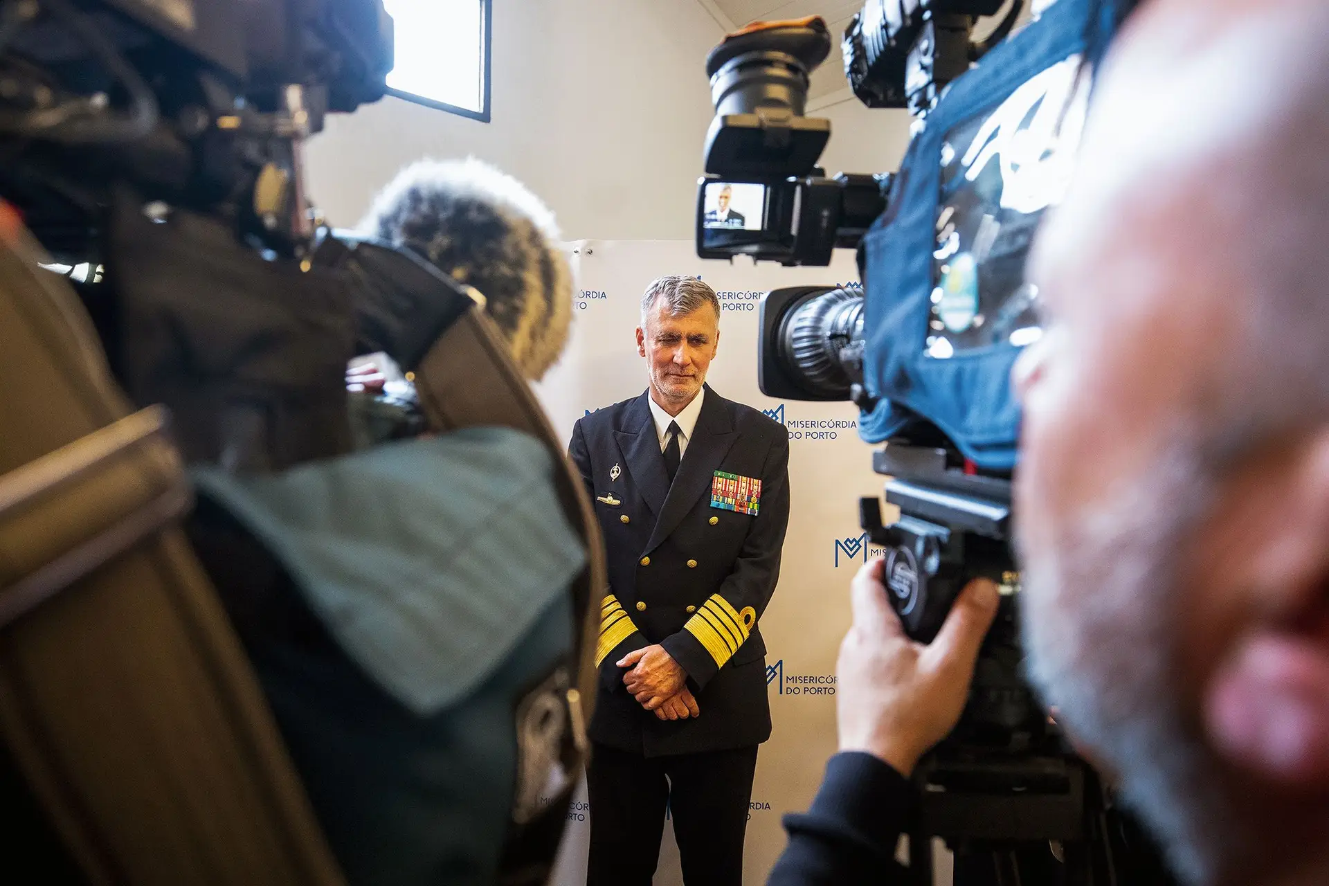 O almirante foi esta semana condecorado como irmão honorário pela Misericórdia do Porto e depois foi à associação Viriatos 14, em Viseu