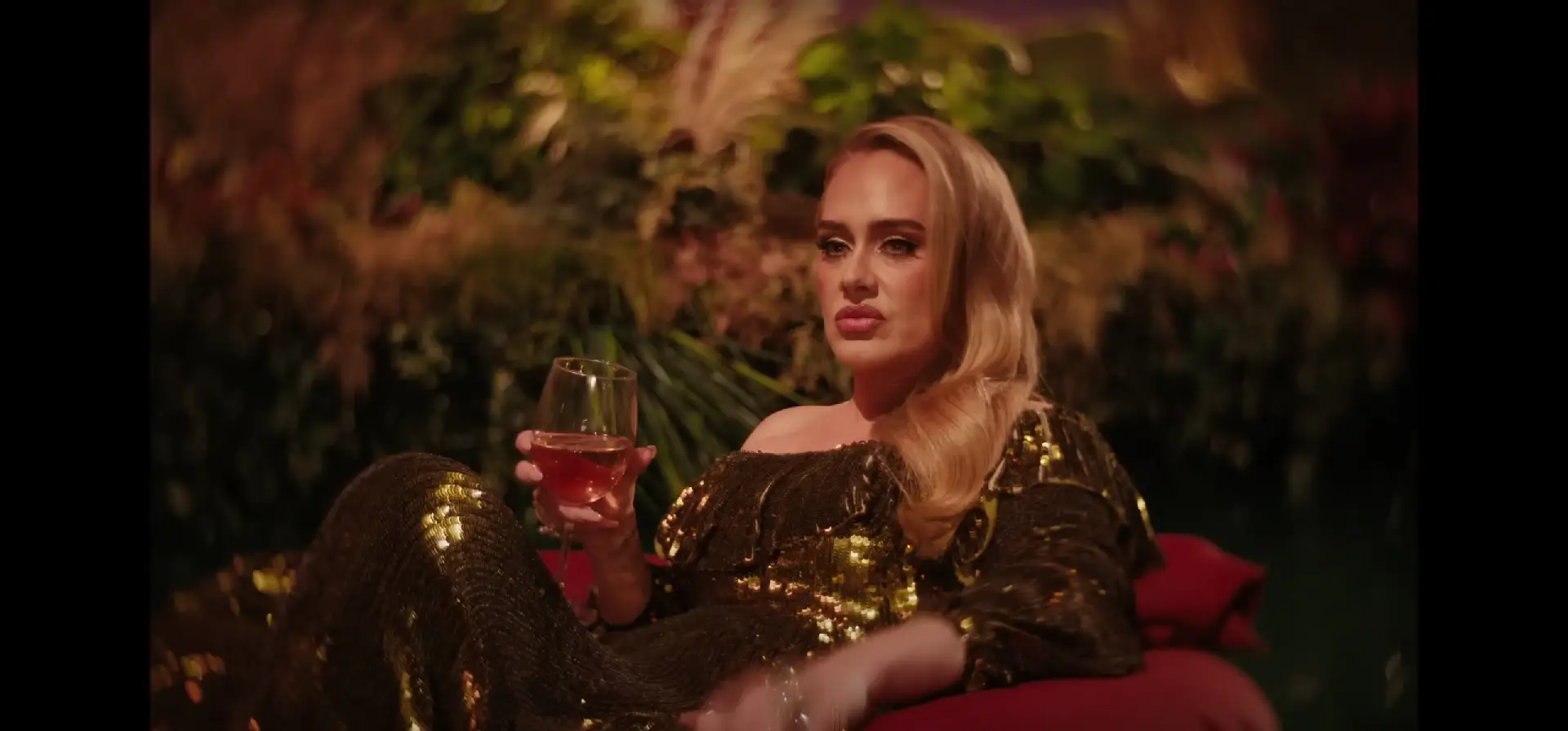 Adele demorou quase um ano a fazer um videoclip para uma canção do álbum “30”: mas ele aqui está (e tem vinho)