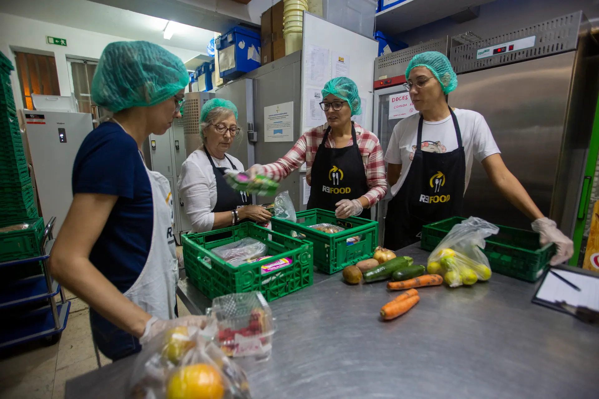 Doações de alimentos estão a cair, distribuição de cabazes à beira da rutura: há cada vez mais gente em lista de espera para receber comida