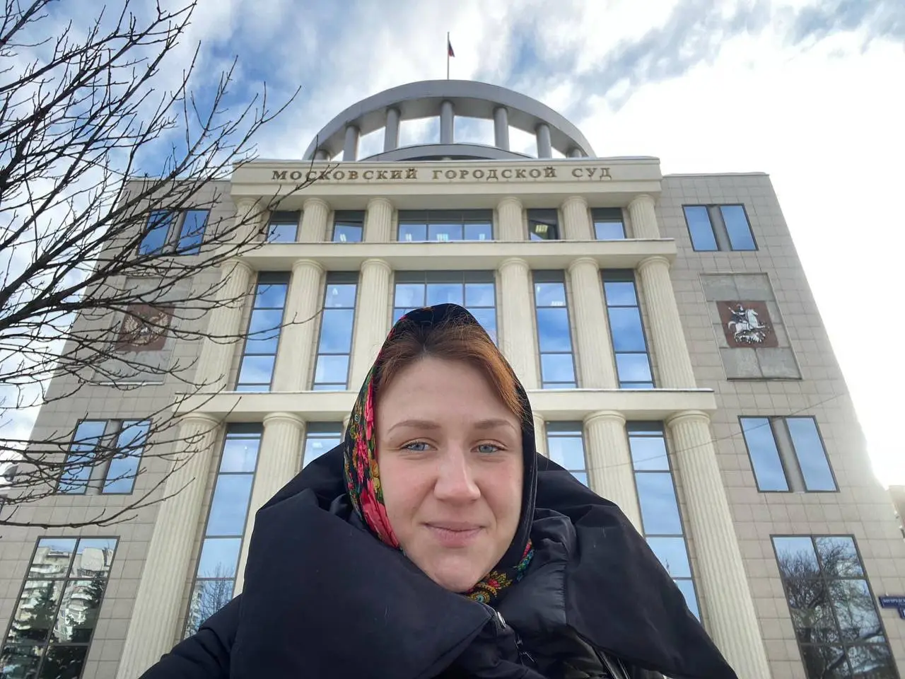 Anastasia Garina fotografada diante do tribunal de Moscovo