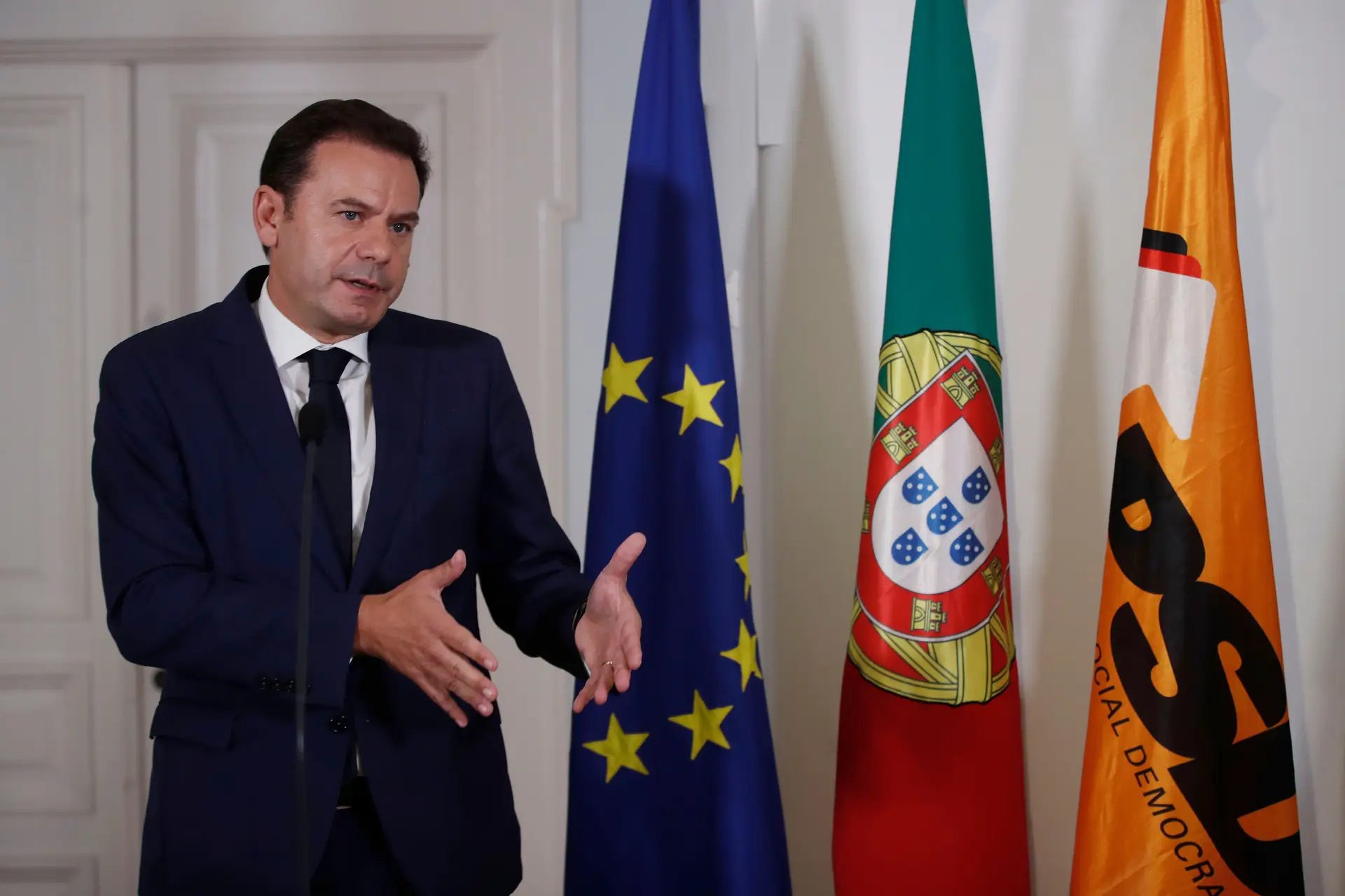 Montenegro desafia Costa a “vestir fato de reformista” para a Constituição e deixa recados internos contra a “intriga”