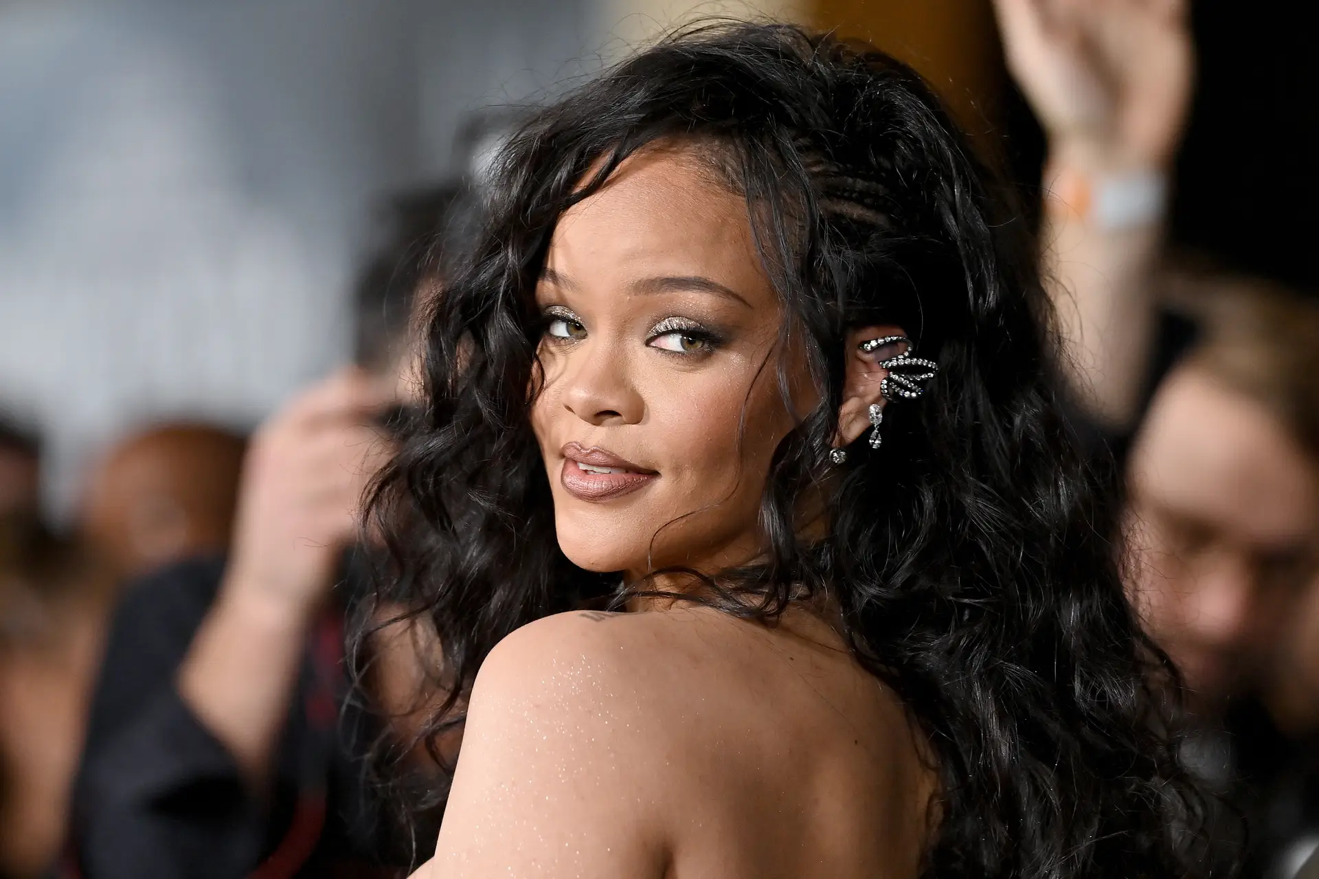 Rihanna lança primeira canção em seis anos: ouça ‘Lift Me Up’