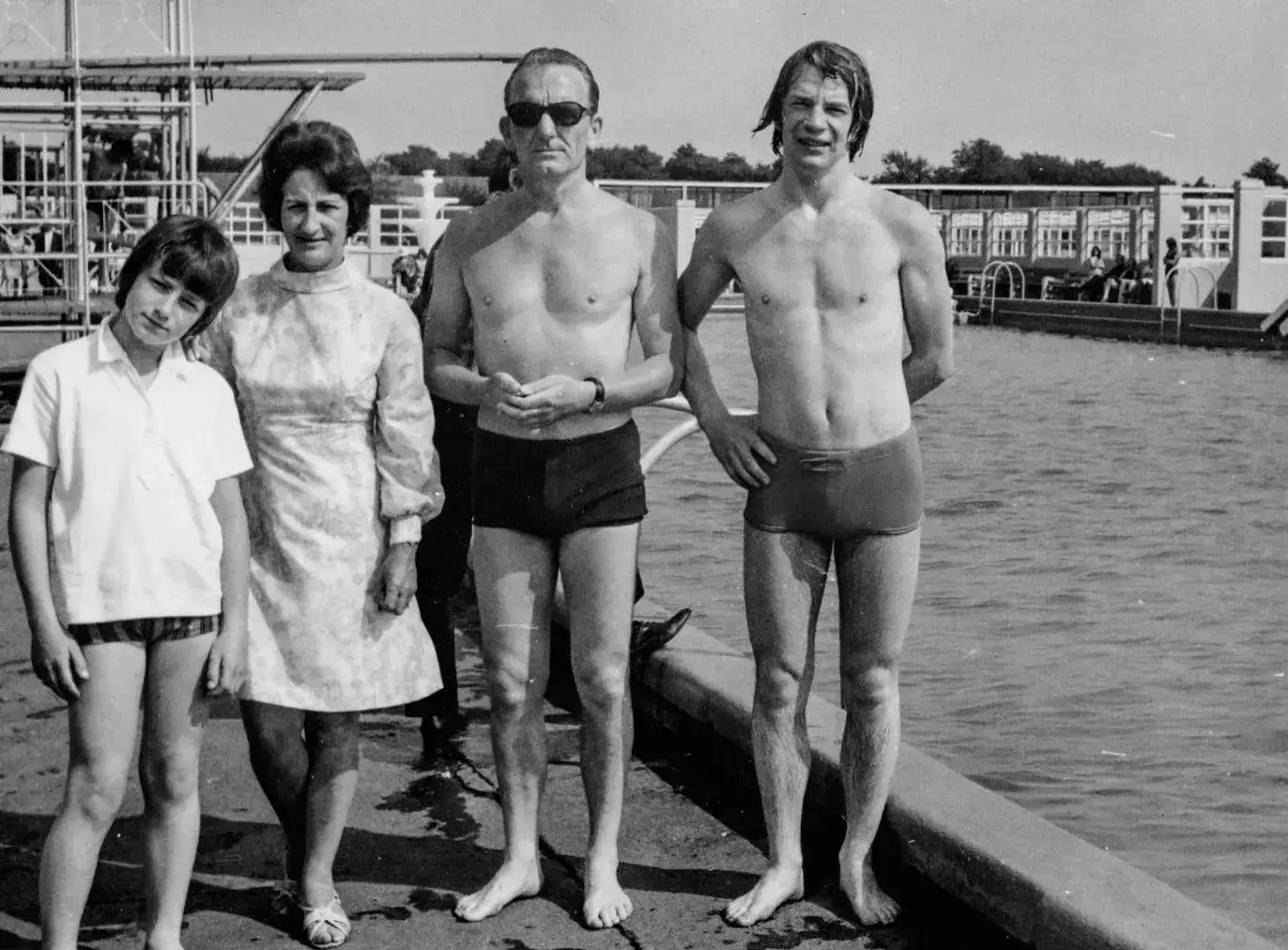 Paul (futuro Bono), a mãe (Iris), o pai (Bob) e o irmão (Norman)