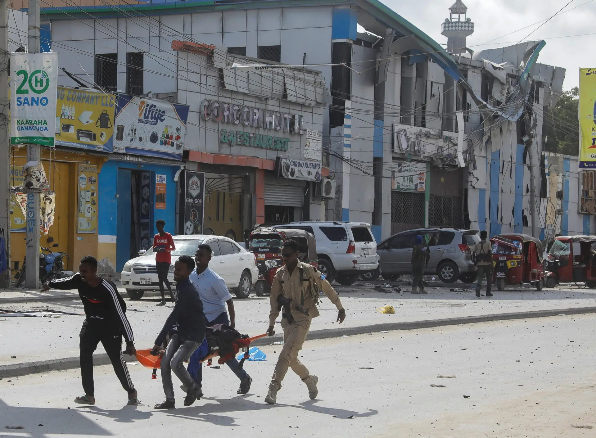 Pelo menos 100 mortos em explosões de carros-bomba na Somália