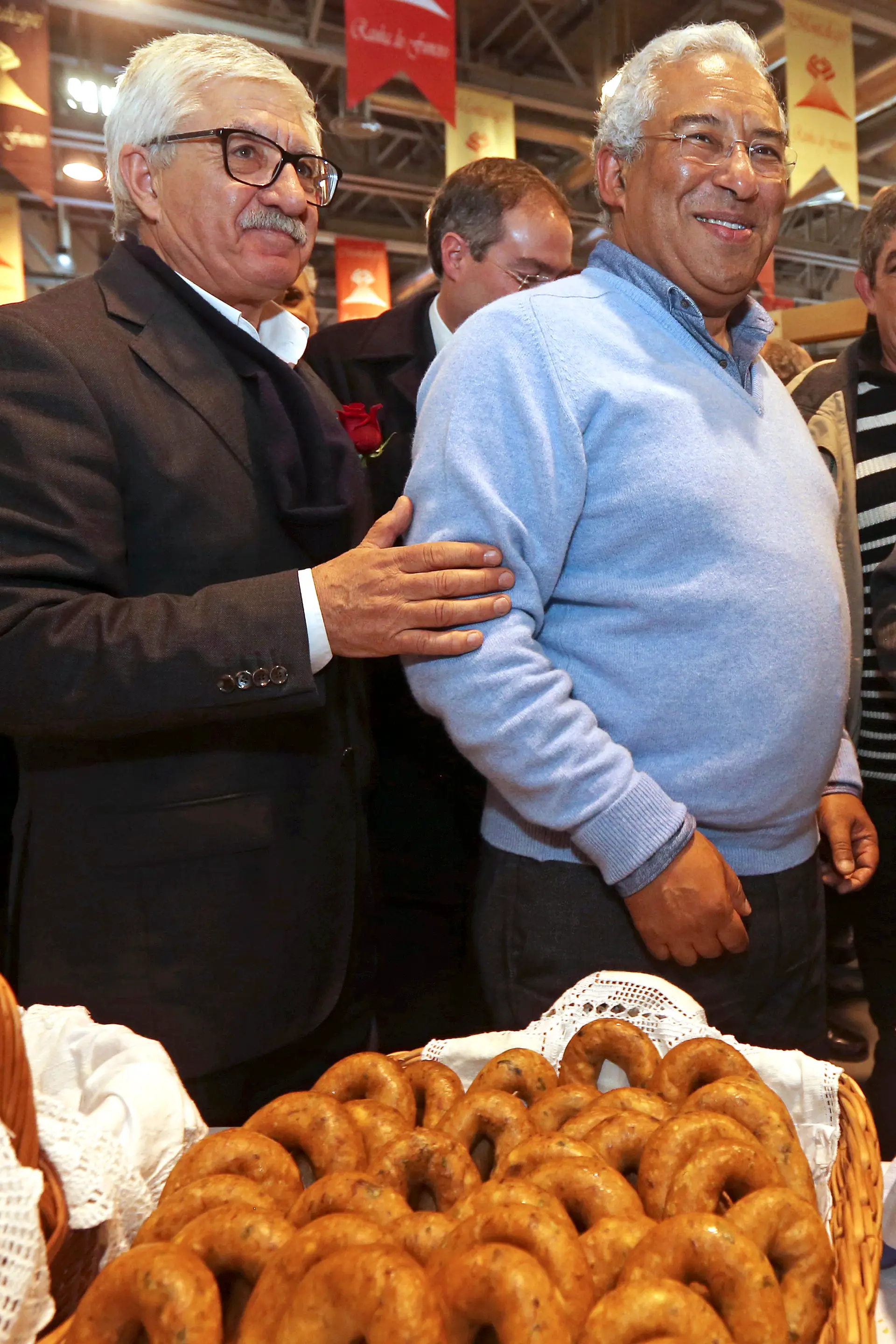 O presidente da Câmara Municipal de Montalegre, Orlando Alves, com António Costa, durante uma visita à XXIV Feira do Fumeiro de Montalegre, em janeiro de 2015
