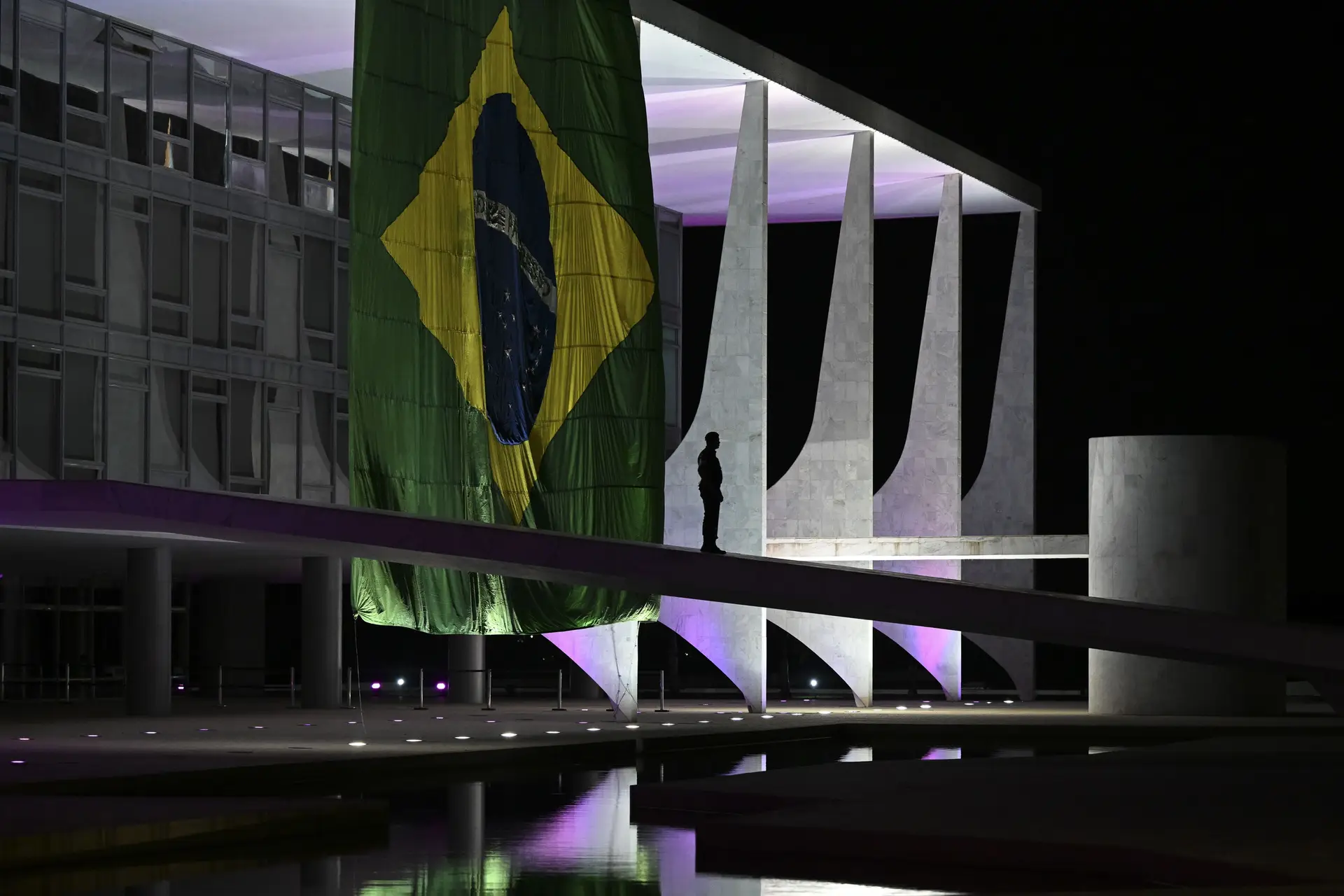 No Palácio do Planalto um dia após as eleições, Bolsonaro nada disse sobre a derrota