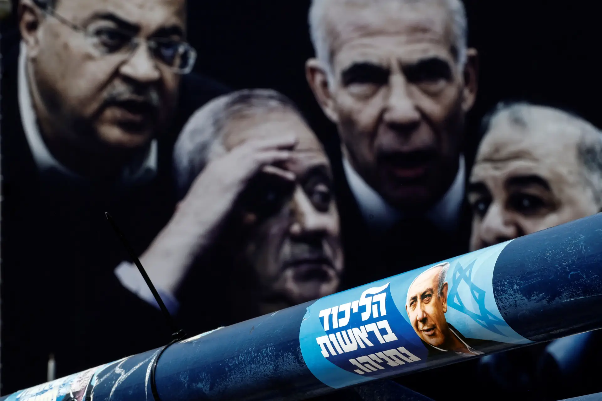 A política israelita está transformada num braço de ferro entre quem apoia Netanyahu (no autocolante colorido) e quem se lhe opõe