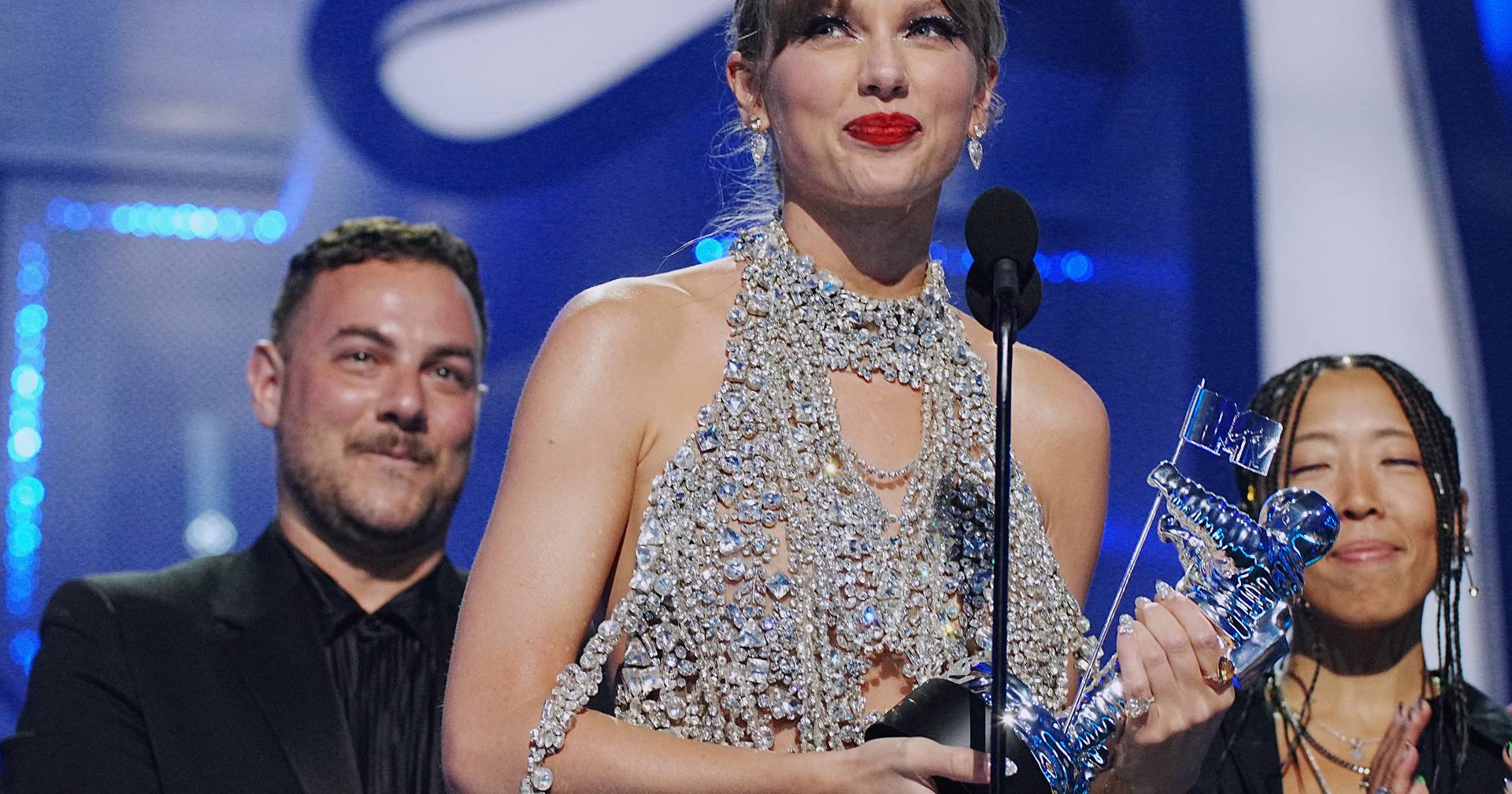 Taylor Swift torna-se a primeira artista a ocupar todo o top 10 de tabela da 