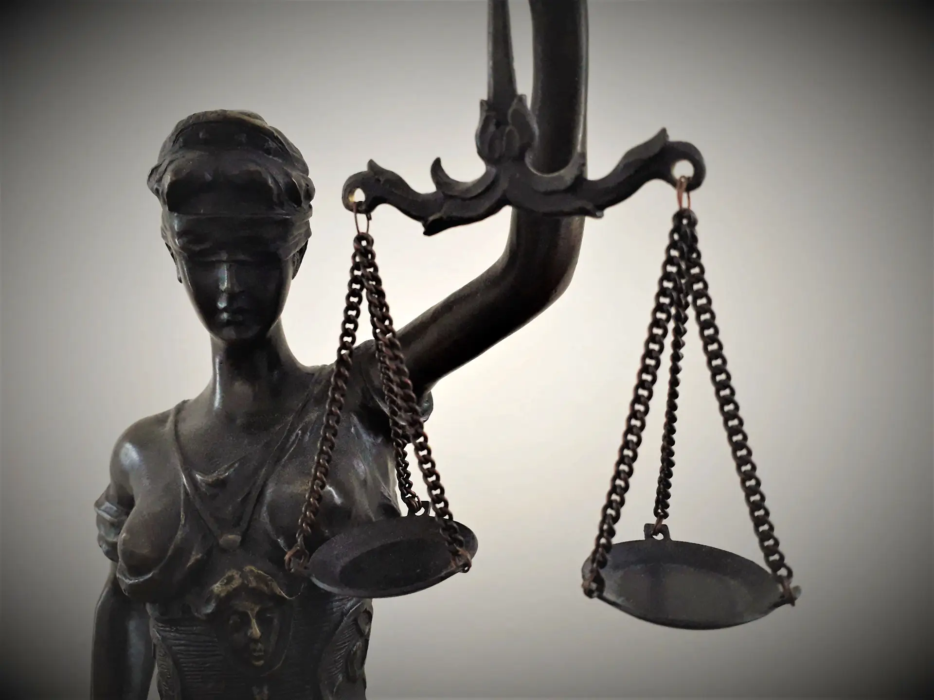 Um advogado condenado quatro vezes por enganar clientes continua em liberdade e a exercer