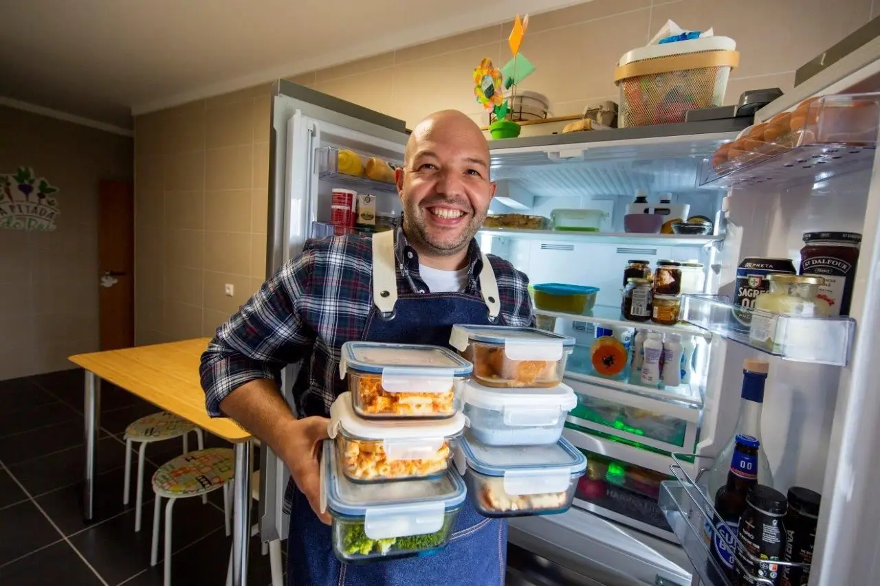Este engenheiro tem um blogue que ensina a cozinhar refeições por €1. Ele sabe o que é não conseguir pagar a casa para pôr comida na mesa