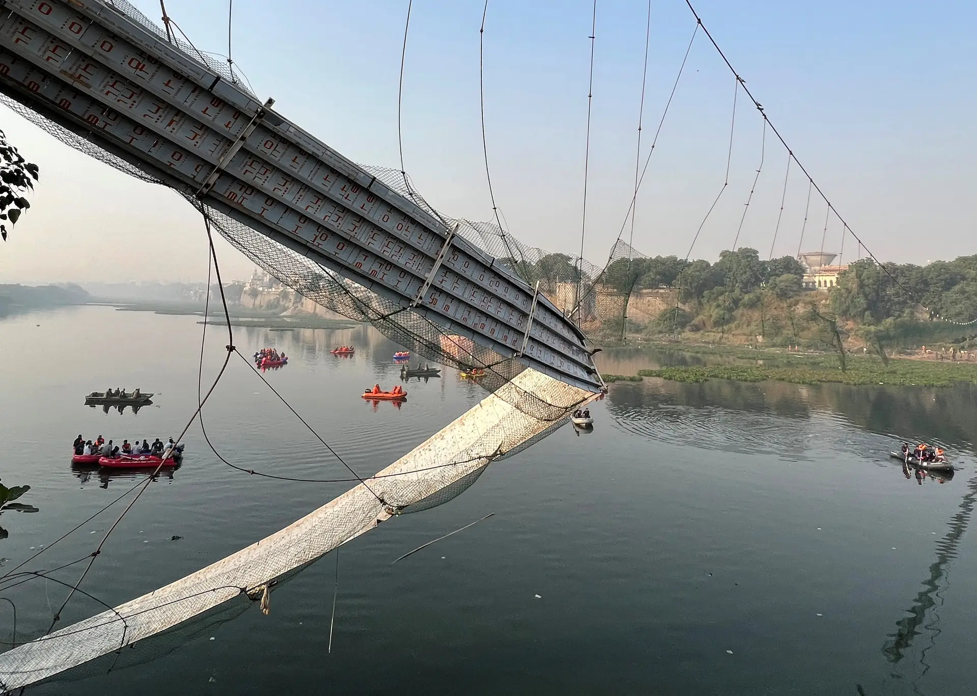 Sobe para 132 o número de mortos em queda de ponte na Índia