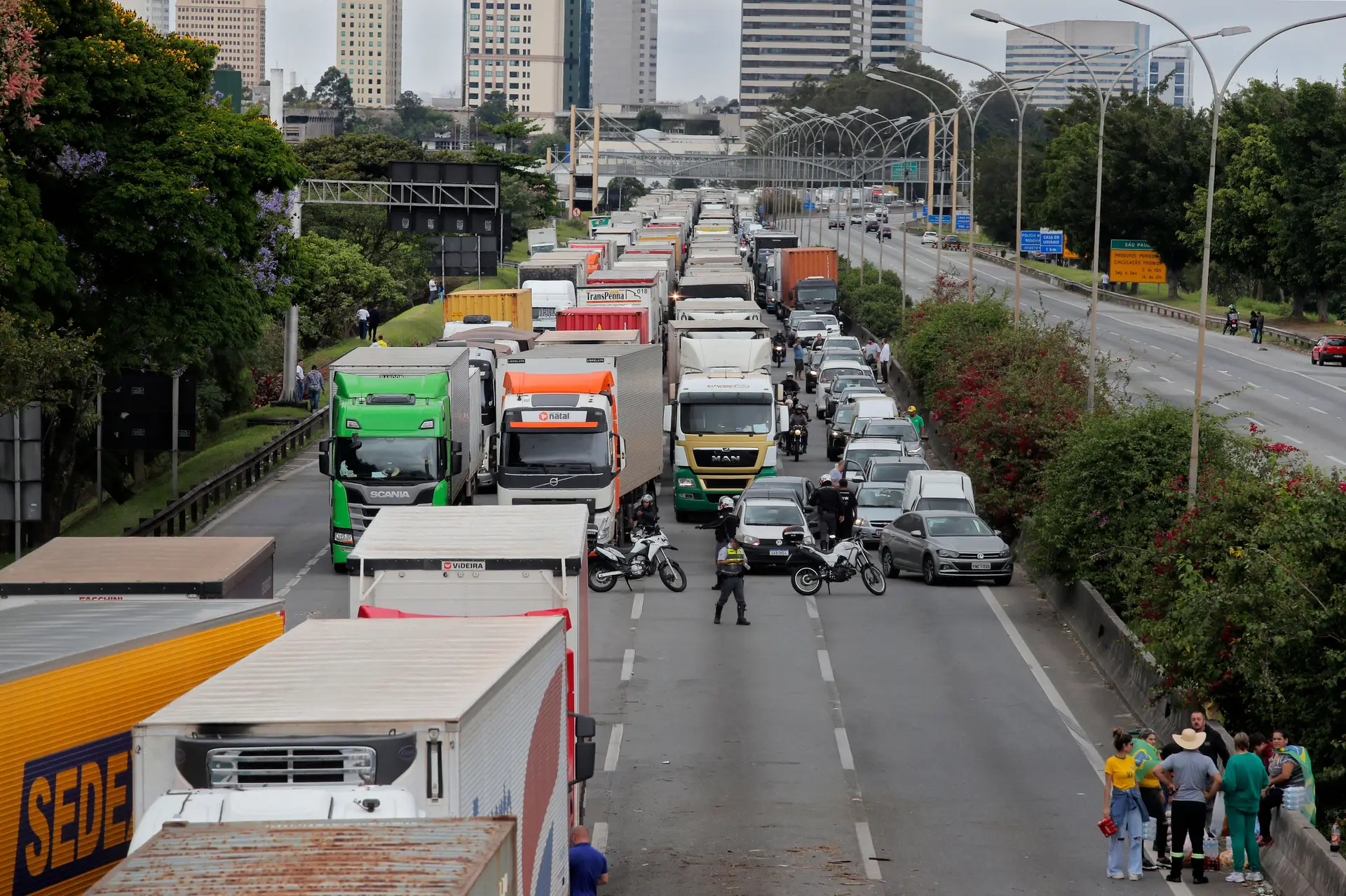 Brasil: bloqueios nas estradas federais diminuem, mas apoiantes de Bolsonaro continuam nas ruas