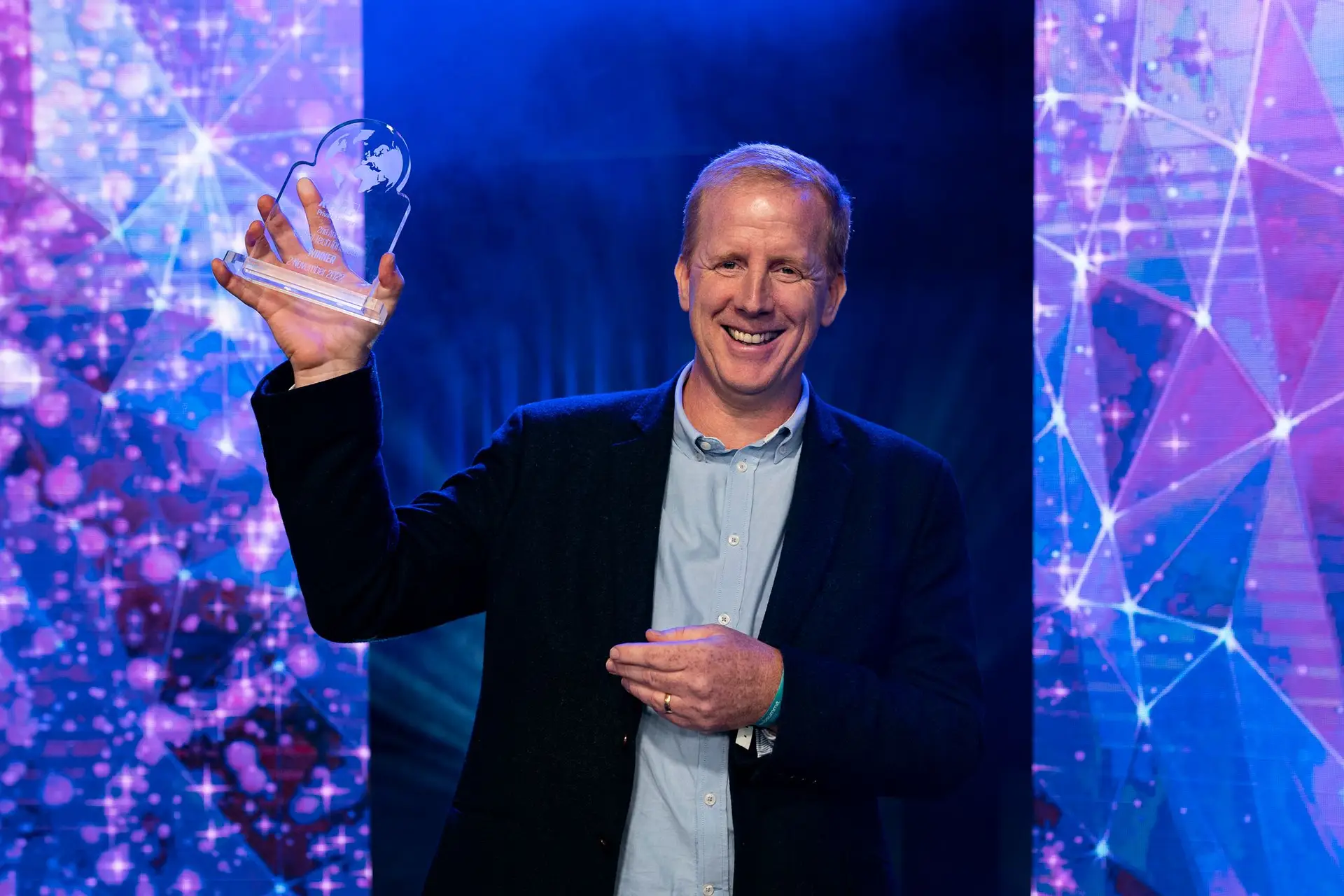 O CEO HiiROC, Tim Davies, com o prémio de Global Tech Innovator 2022 atribuído à startup inglesa
