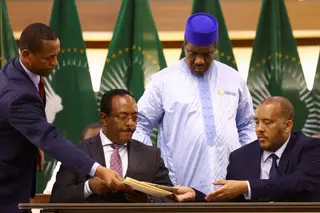 O representante do Governo etíope, Redwan Hussien, e o delegado de Tigray, Getachew Reda, assinaram a trégua em Pretória, na África do Sul, sob os auspícios da União Africana, na pessoa do ex-Presidente nigeriano Olusegun Obasanjo